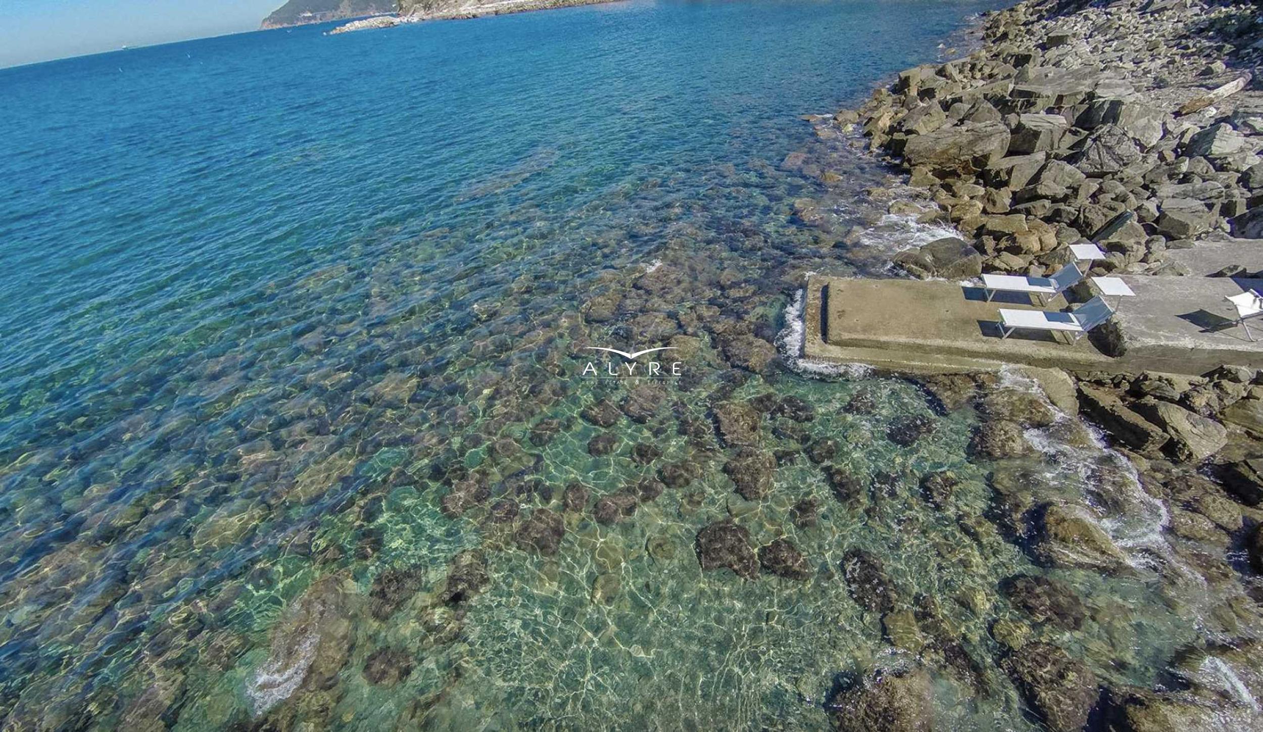 Villa adagiata sulla scogliera a picco sul mare