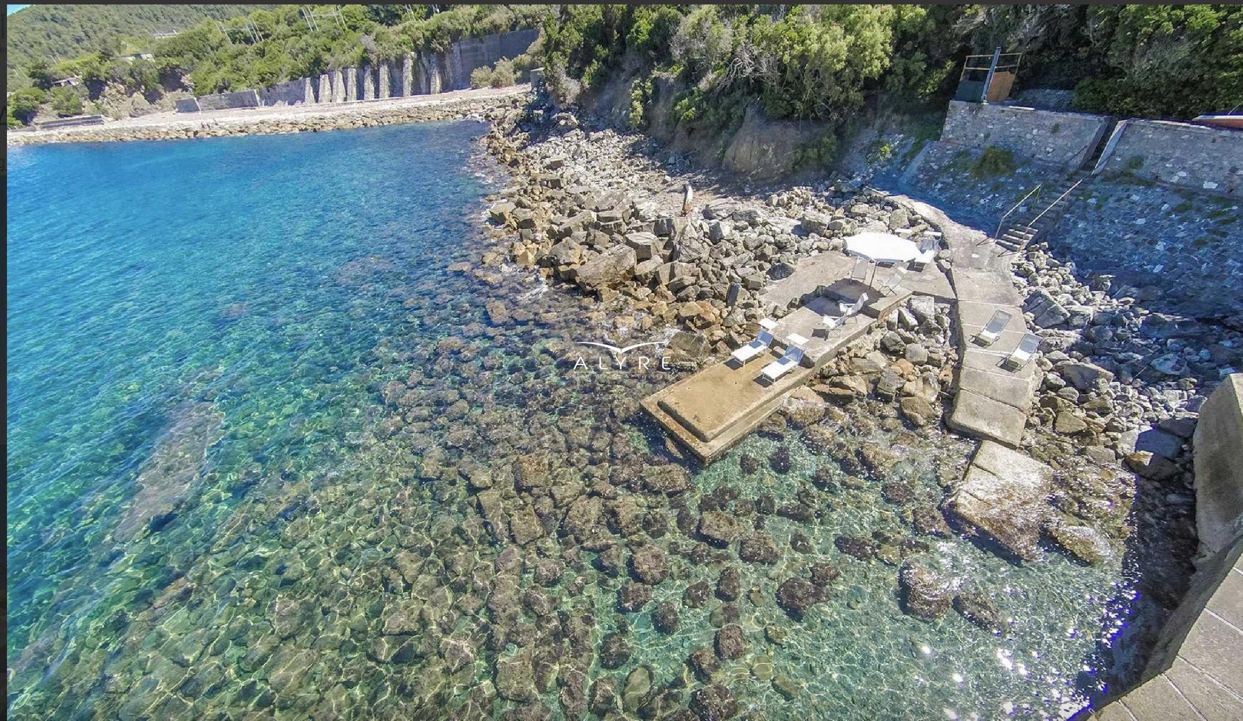 Villa adagiata sulla scogliera a picco sul mare