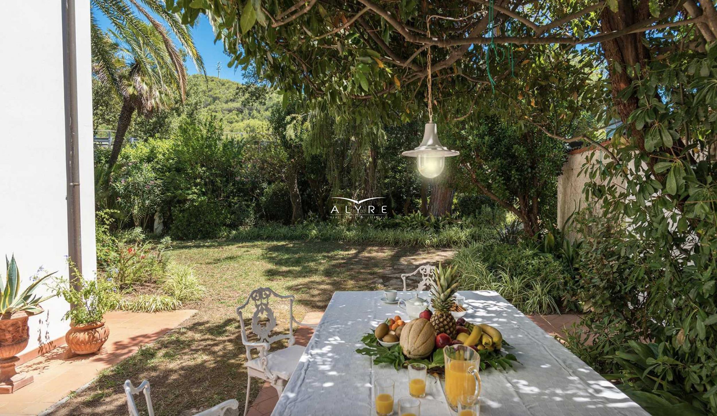 Villa adagiata sulla scogliera a picco sul mare