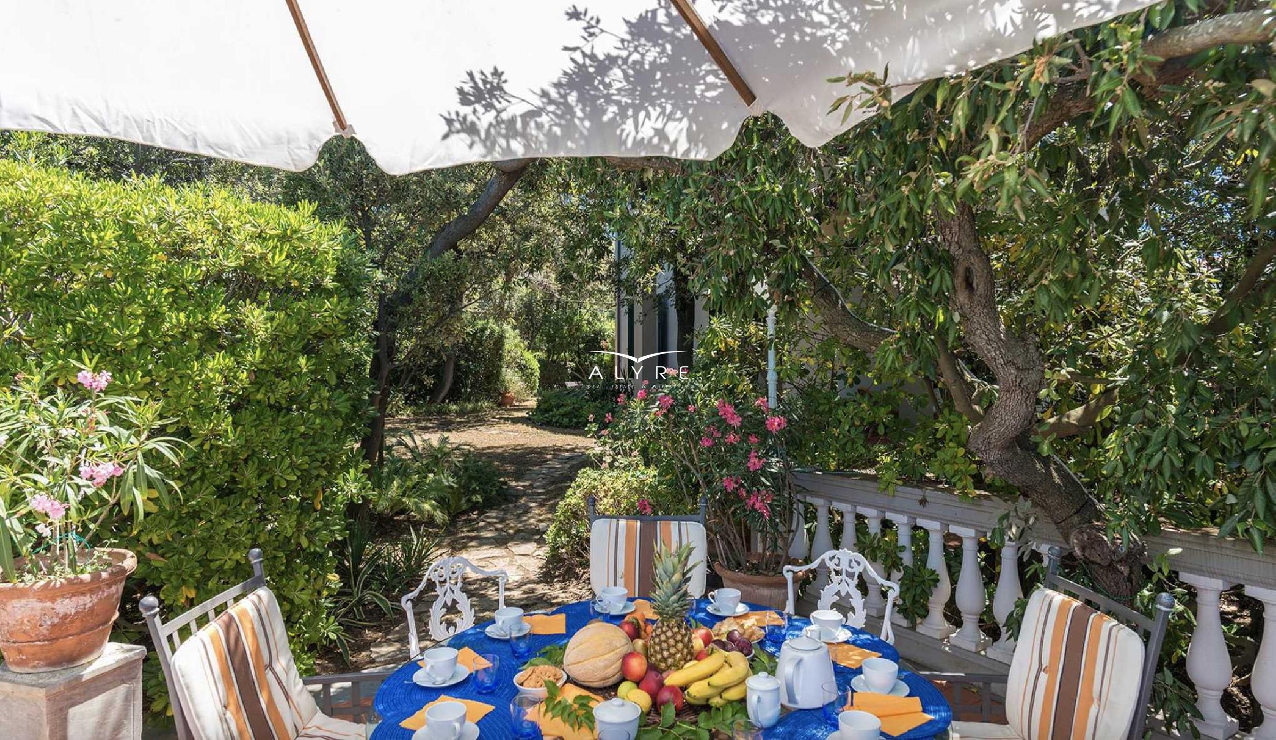 Villa adagiata sulla scogliera a picco sul mare