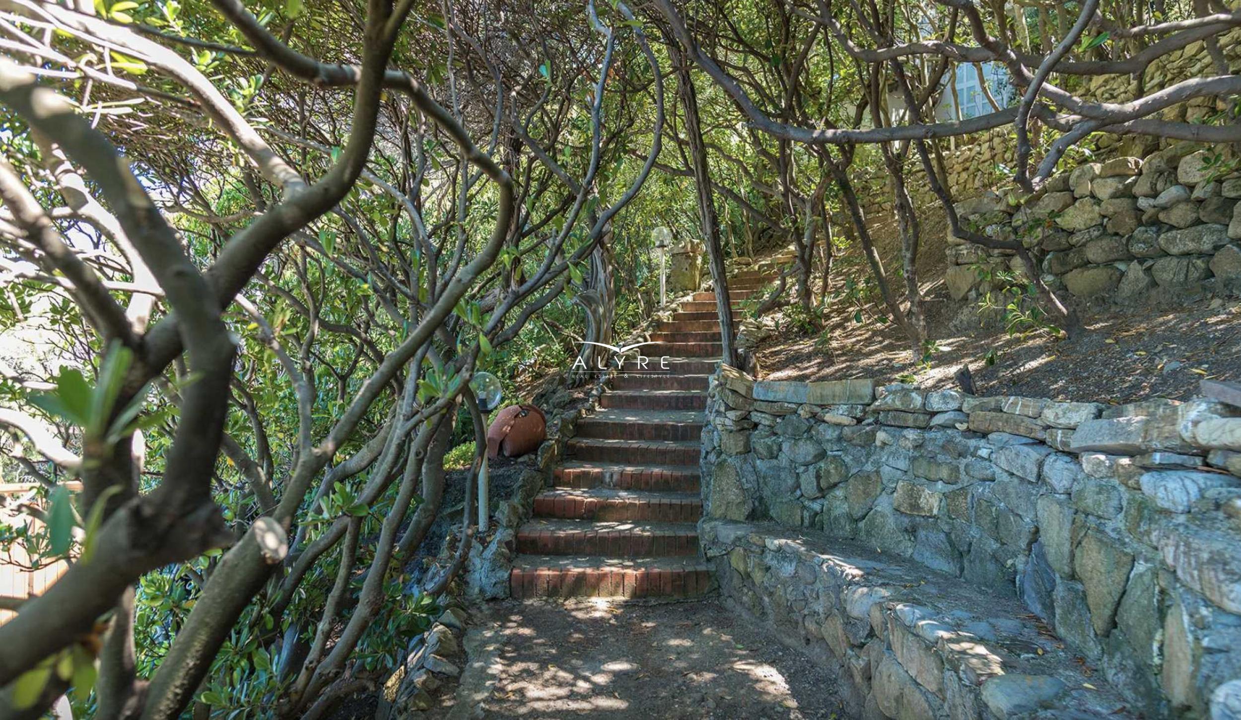 Villa adagiata sulla scogliera a picco sul mare