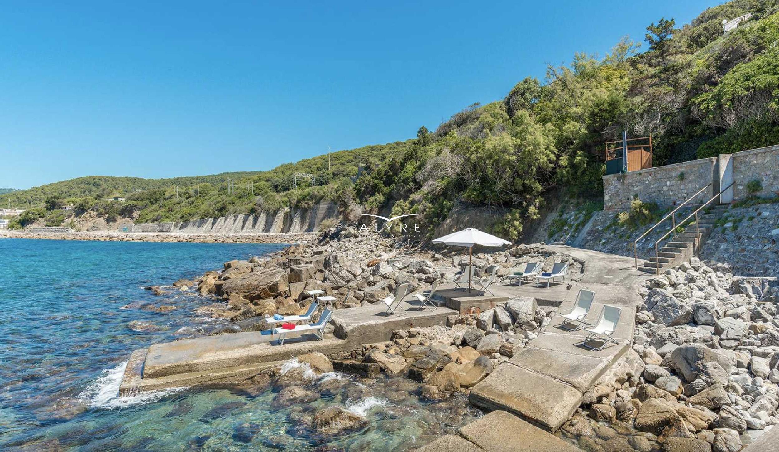 Villa adagiata sulla scogliera a picco sul mare