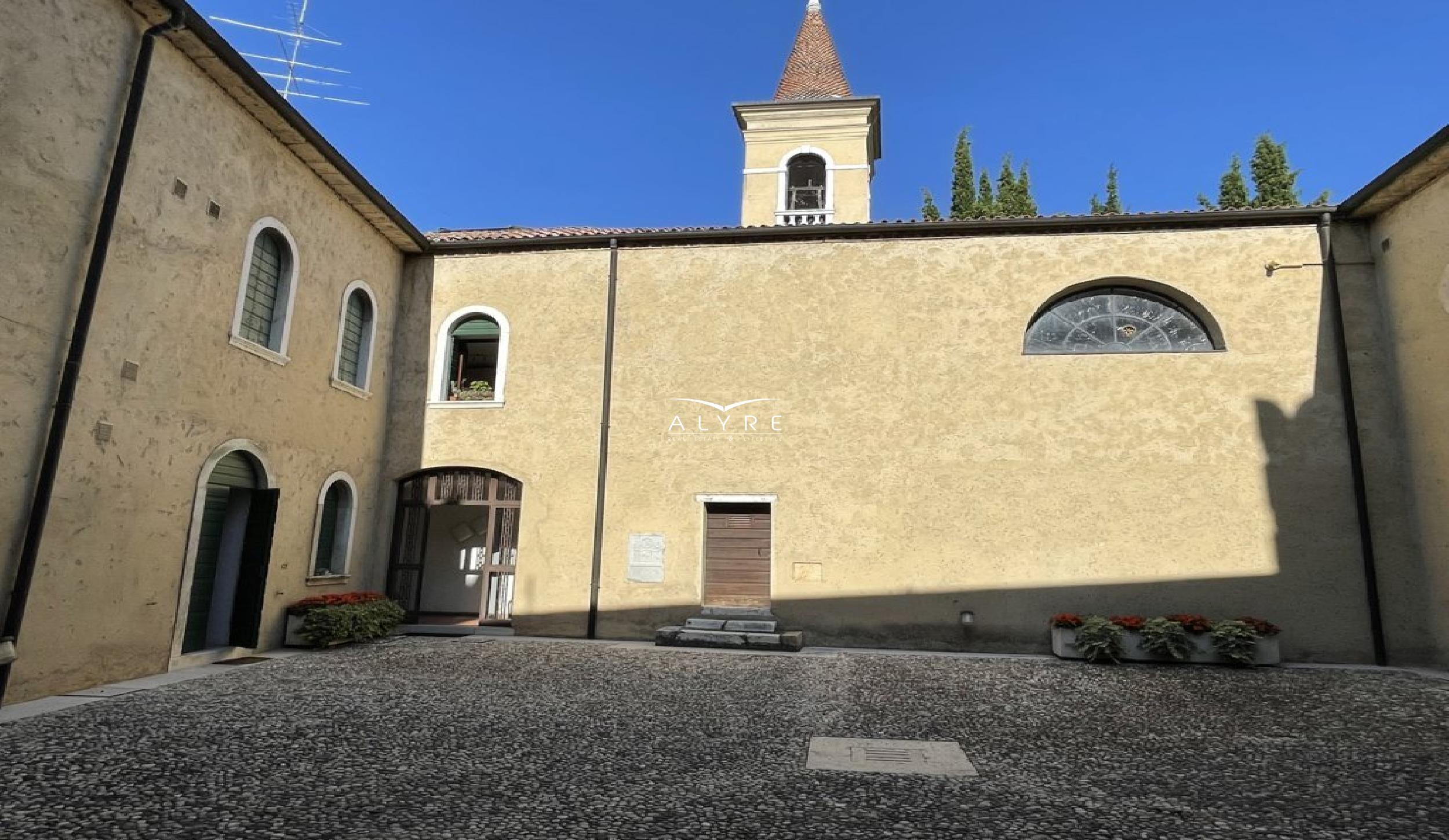ABITAZIONE TERRA-CIELO IN DIMORA STORICA CON PISCINA - LAGO DI GARDA - LAZISE - VERONA