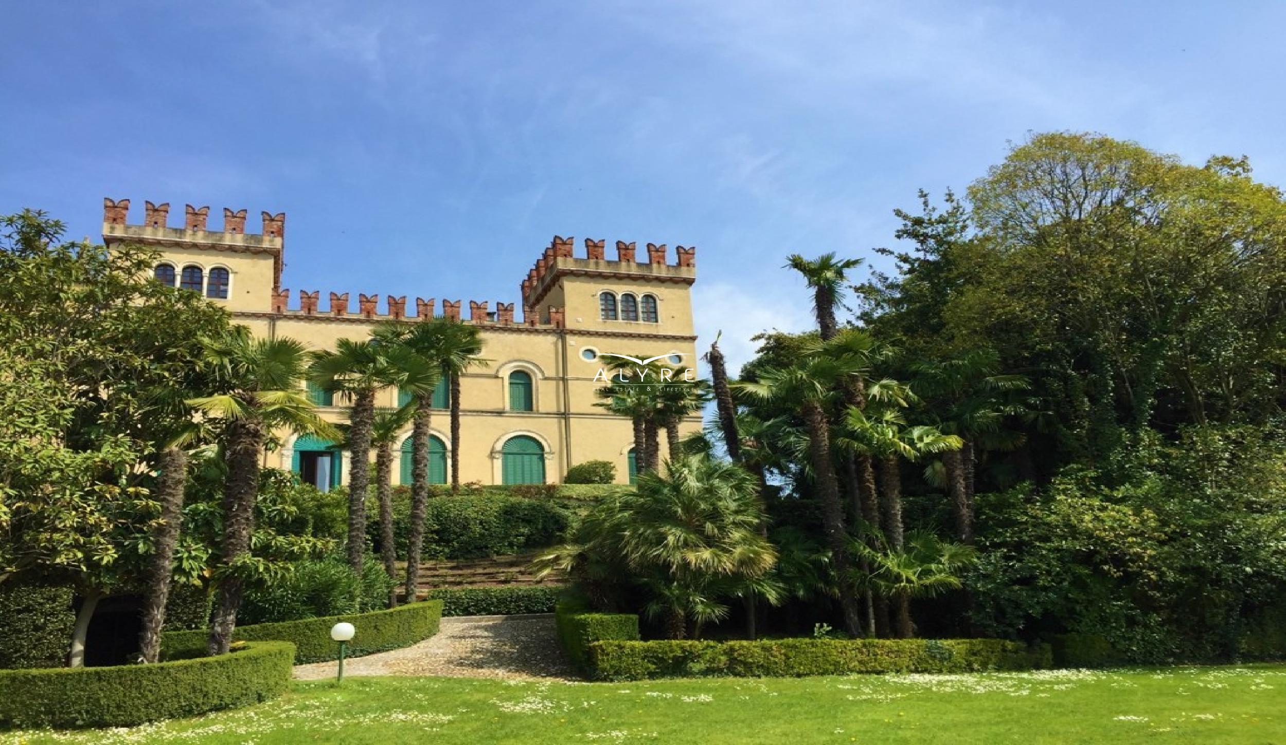 ABITAZIONE TERRA-CIELO IN DIMORA STORICA CON PISCINA - LAGO DI GARDA - LAZISE - VERONA