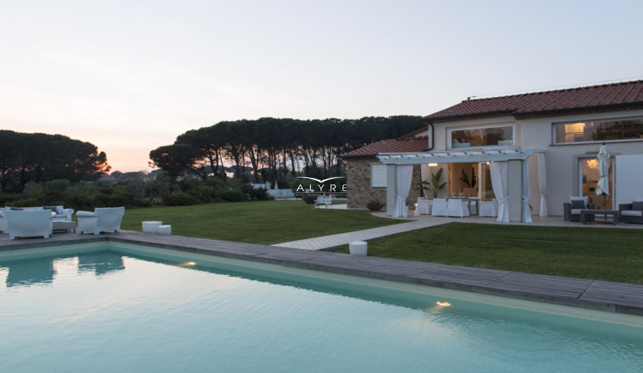 Un incantevole villa di design contemporaneo, nella campagna Toscana, a pochi minuiti dal mare