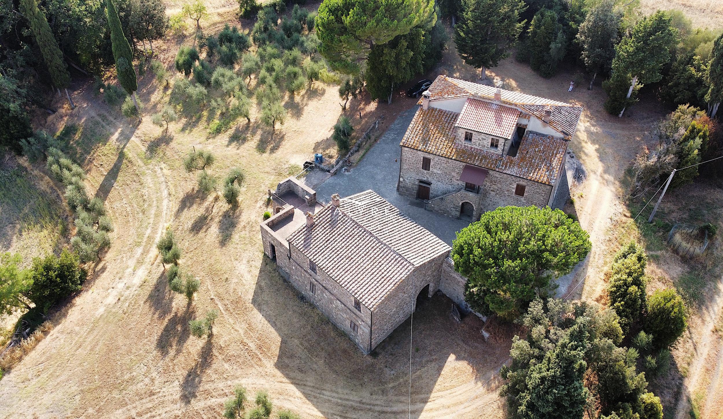 Una favolosa tenuta nella campagna di Volterra con una vista incantevole