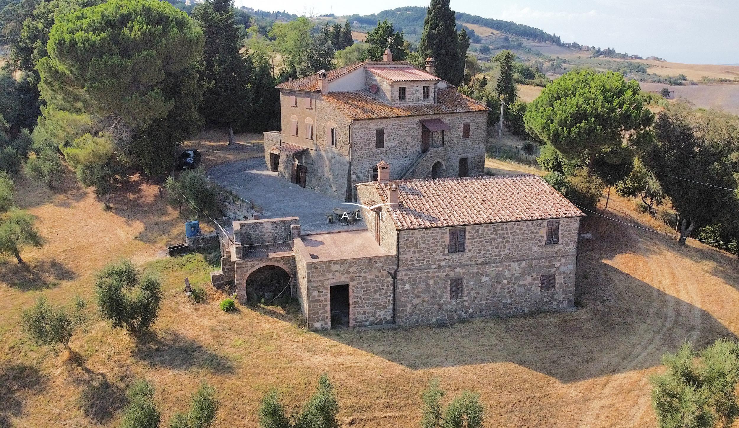 Una favolosa tenuta nella campagna di Volterra con una vista incantevole