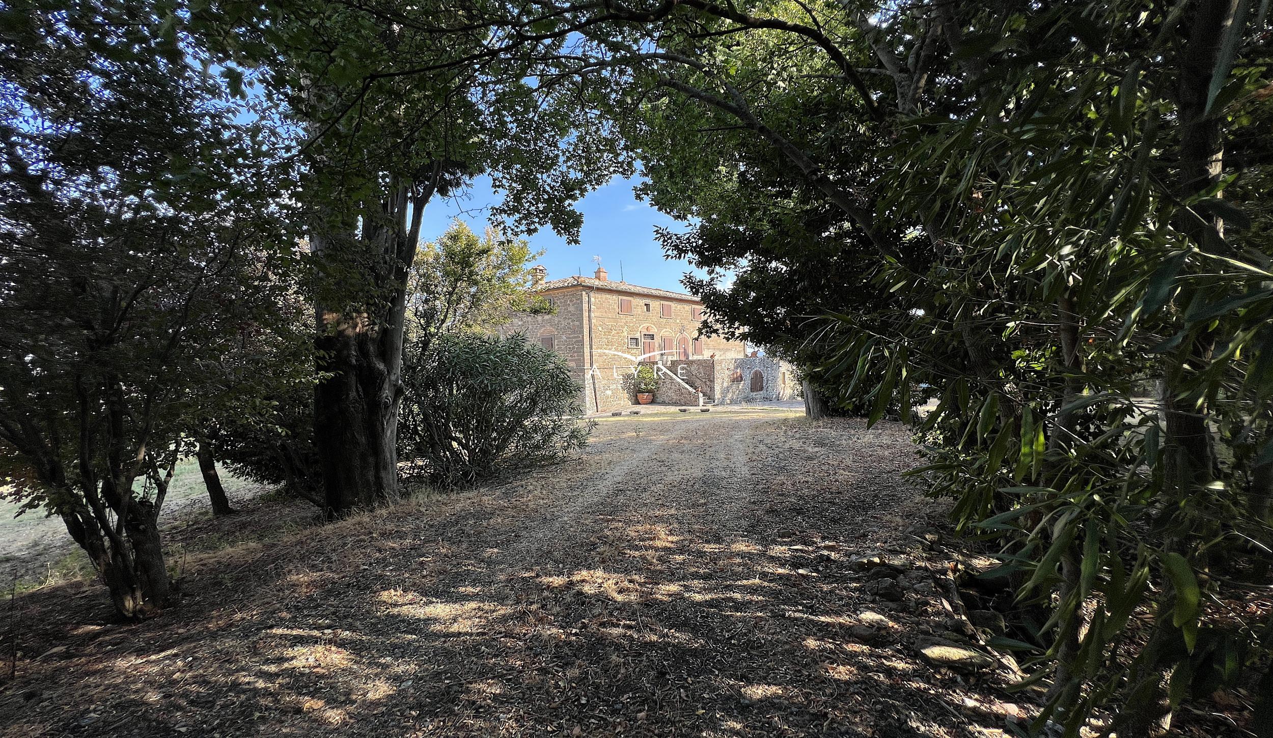 Una favolosa tenuta nella campagna di Volterra con una vista incantevole