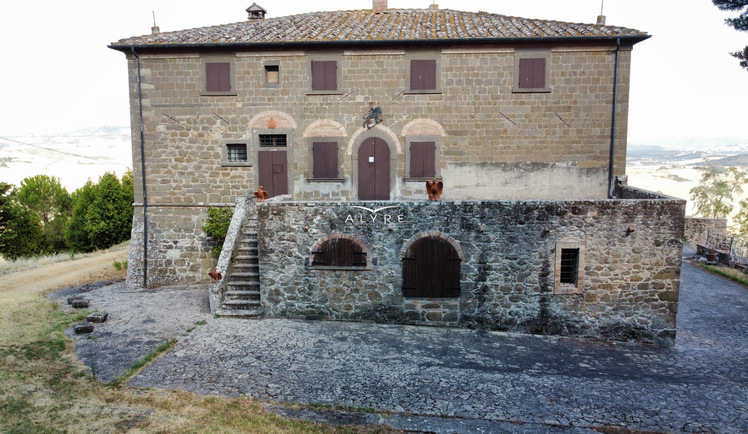 Una favolosa tenuta nella campagna di Volterra con una vista incantevole