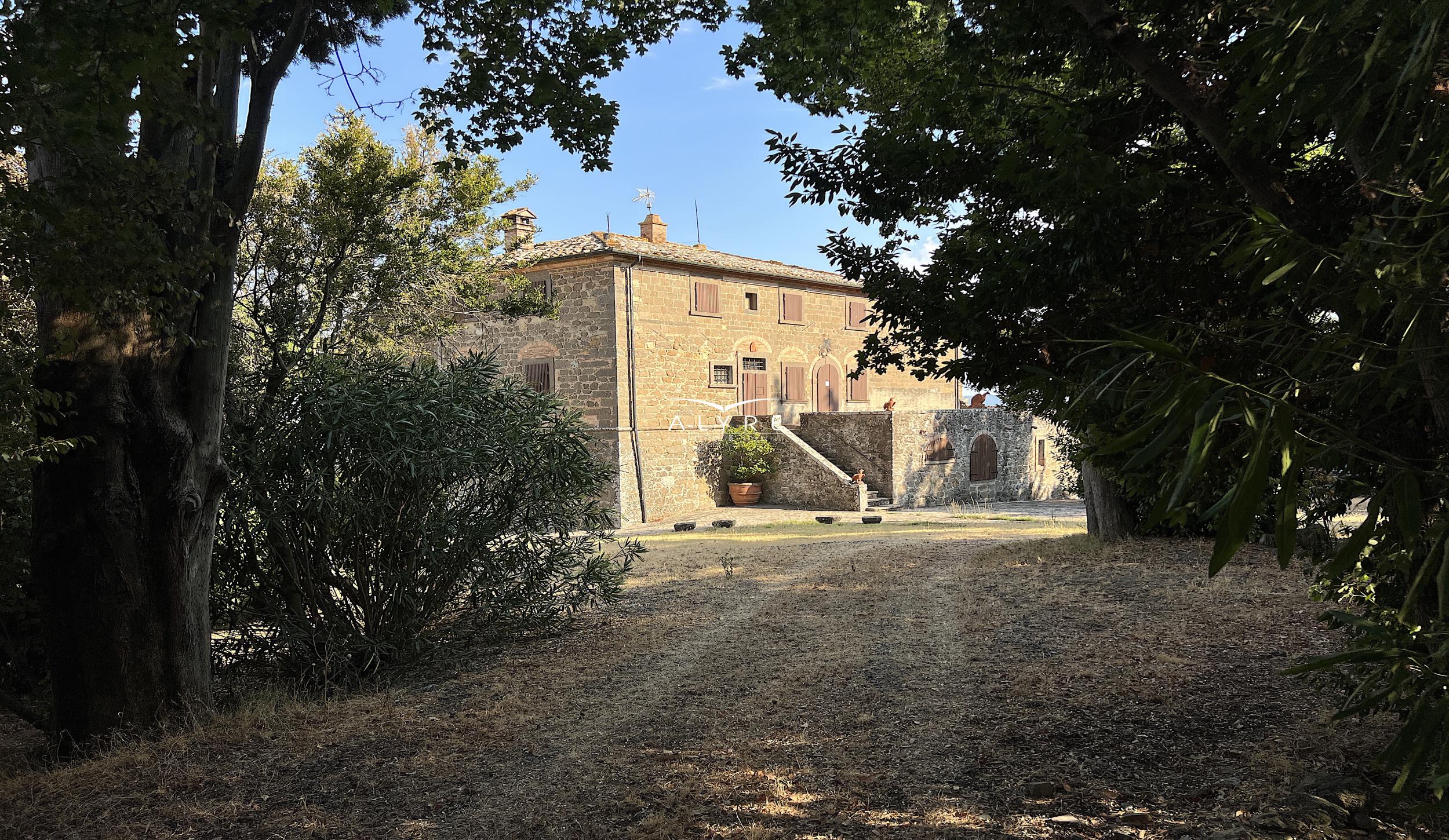 Una favolosa tenuta nella campagna di Volterra con una vista incantevole