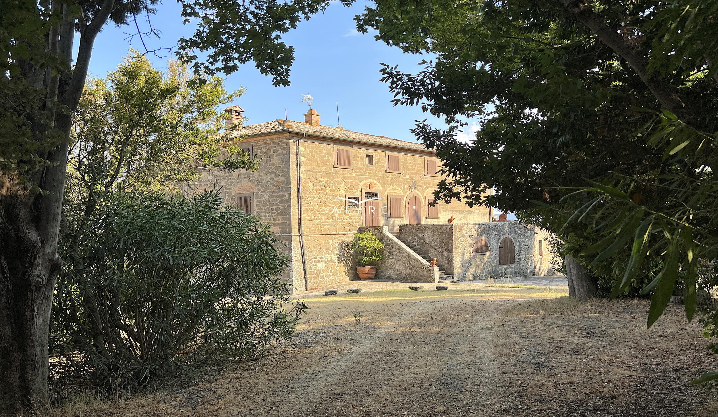 Una favolosa tenuta nella campagna di Volterra con una vista incantevole