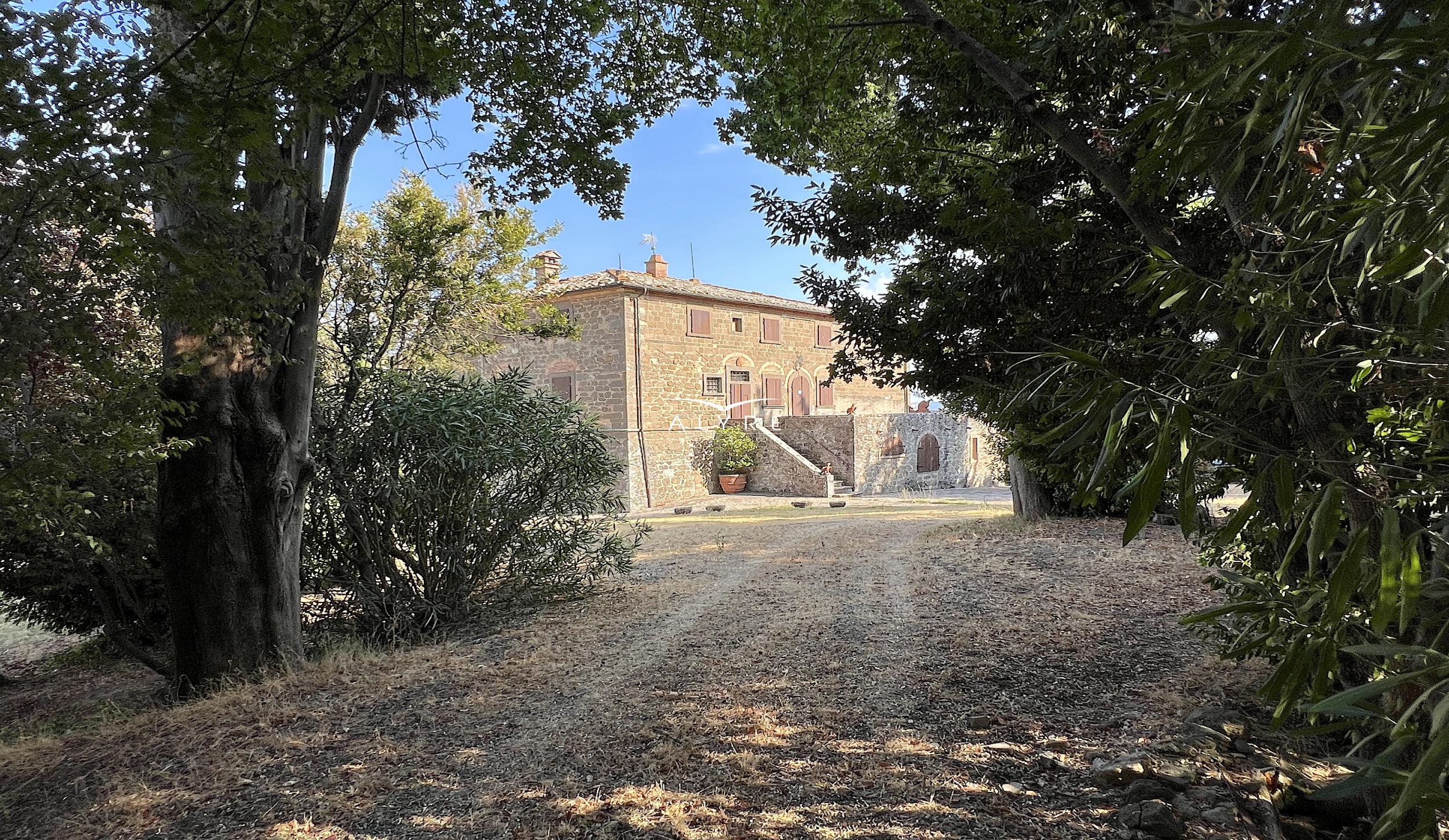 Una favolosa tenuta nella campagna di Volterra con una vista incantevole