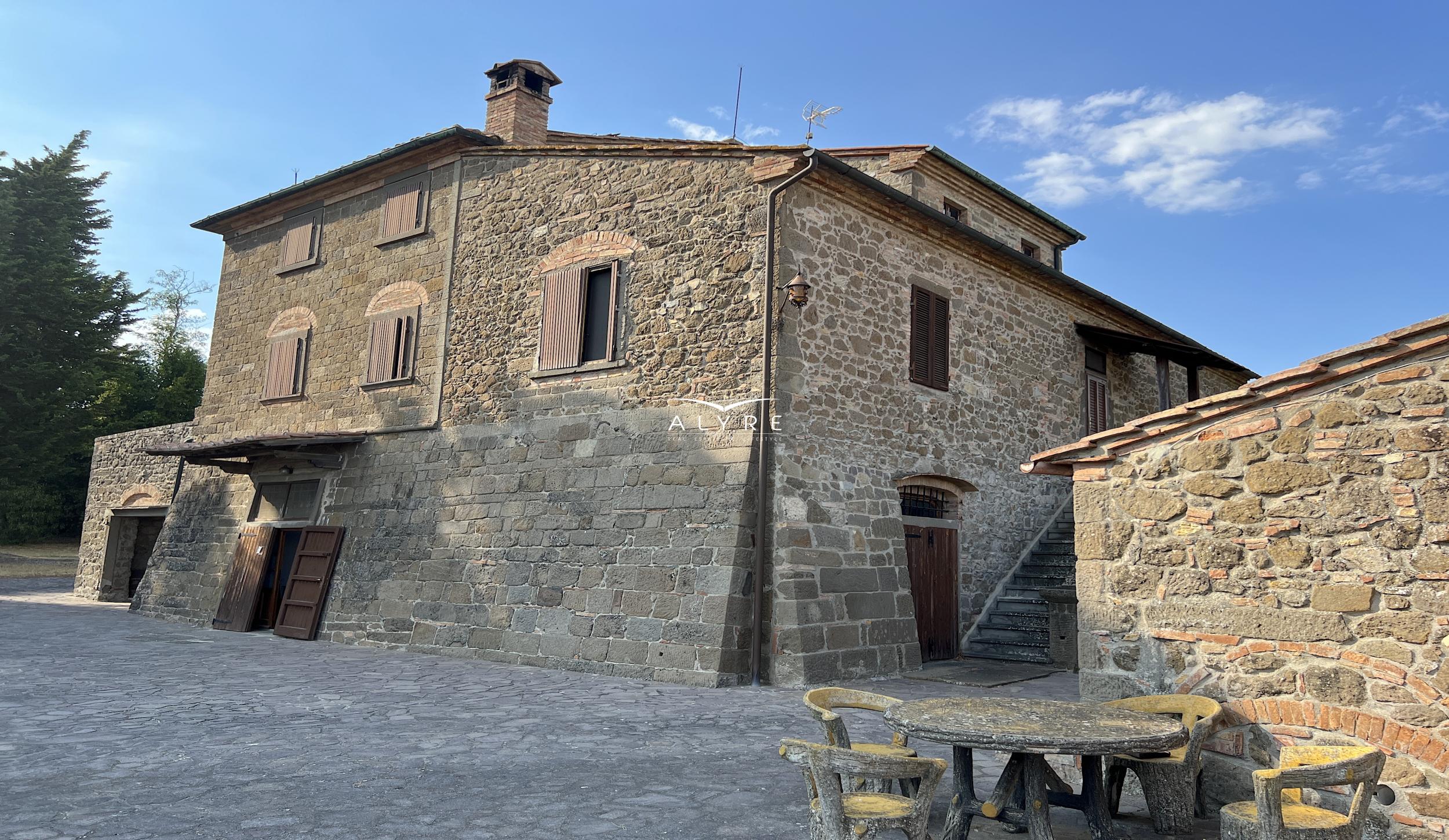 Una favolosa tenuta nella campagna di Volterra con una vista incantevole