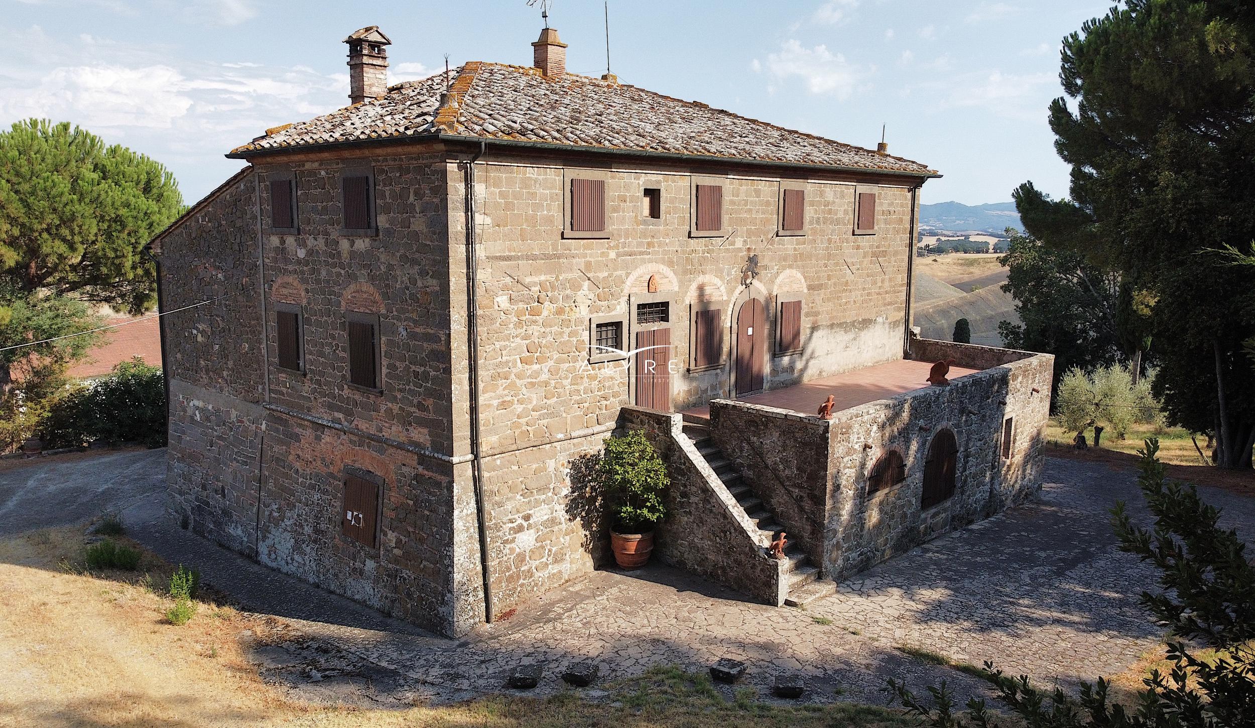 Una favolosa tenuta nella campagna di Volterra con una vista incantevole