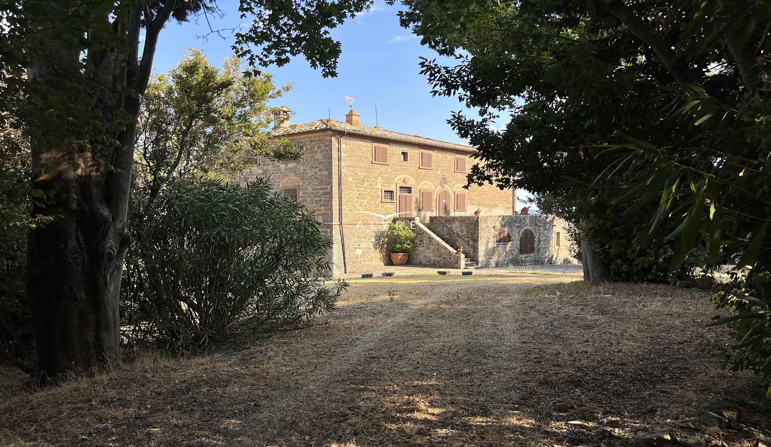 Una favolosa tenuta nella campagna di Volterra con una vista incantevole