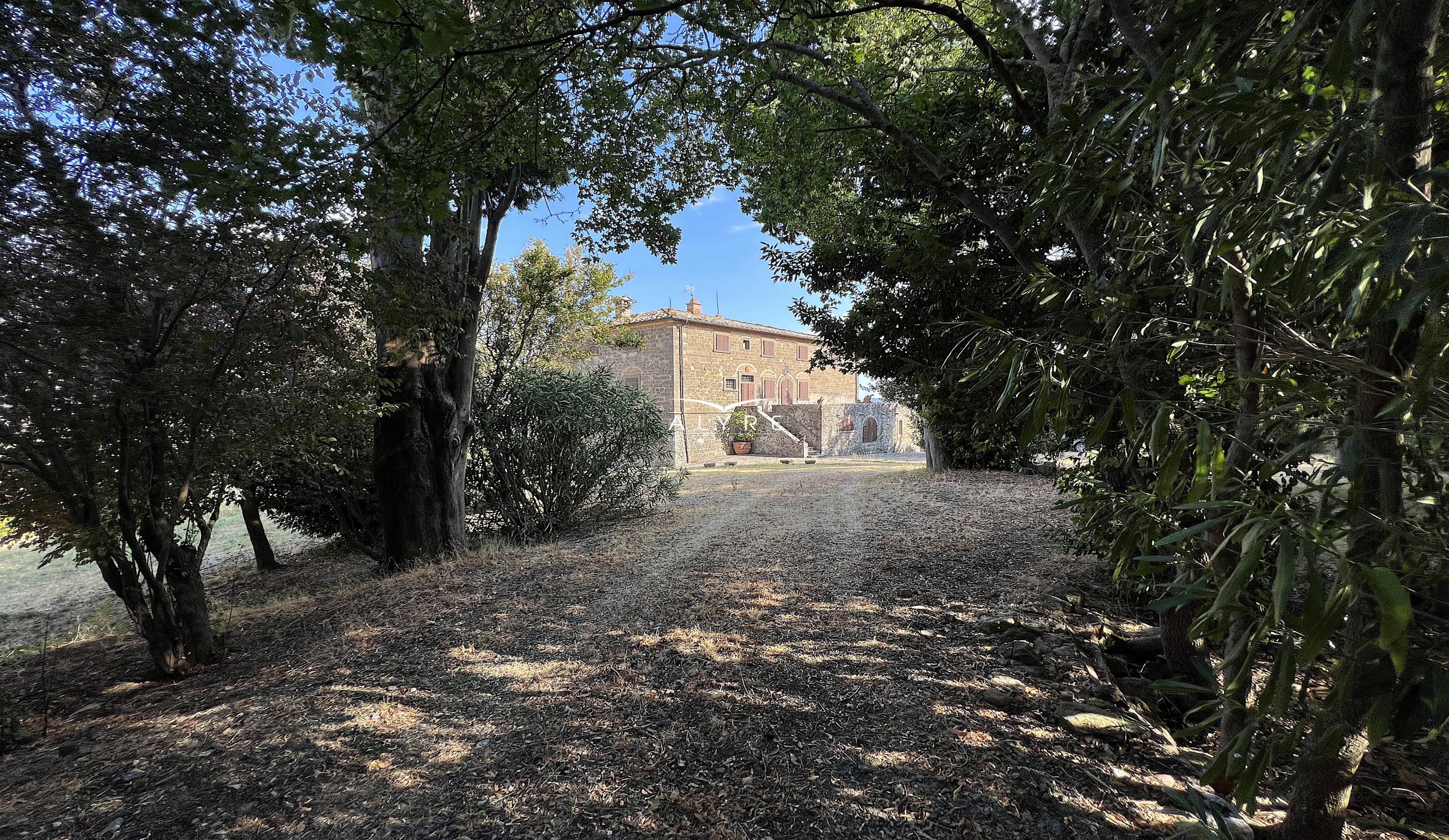 Una favolosa tenuta nella campagna di Volterra con una vista incantevole