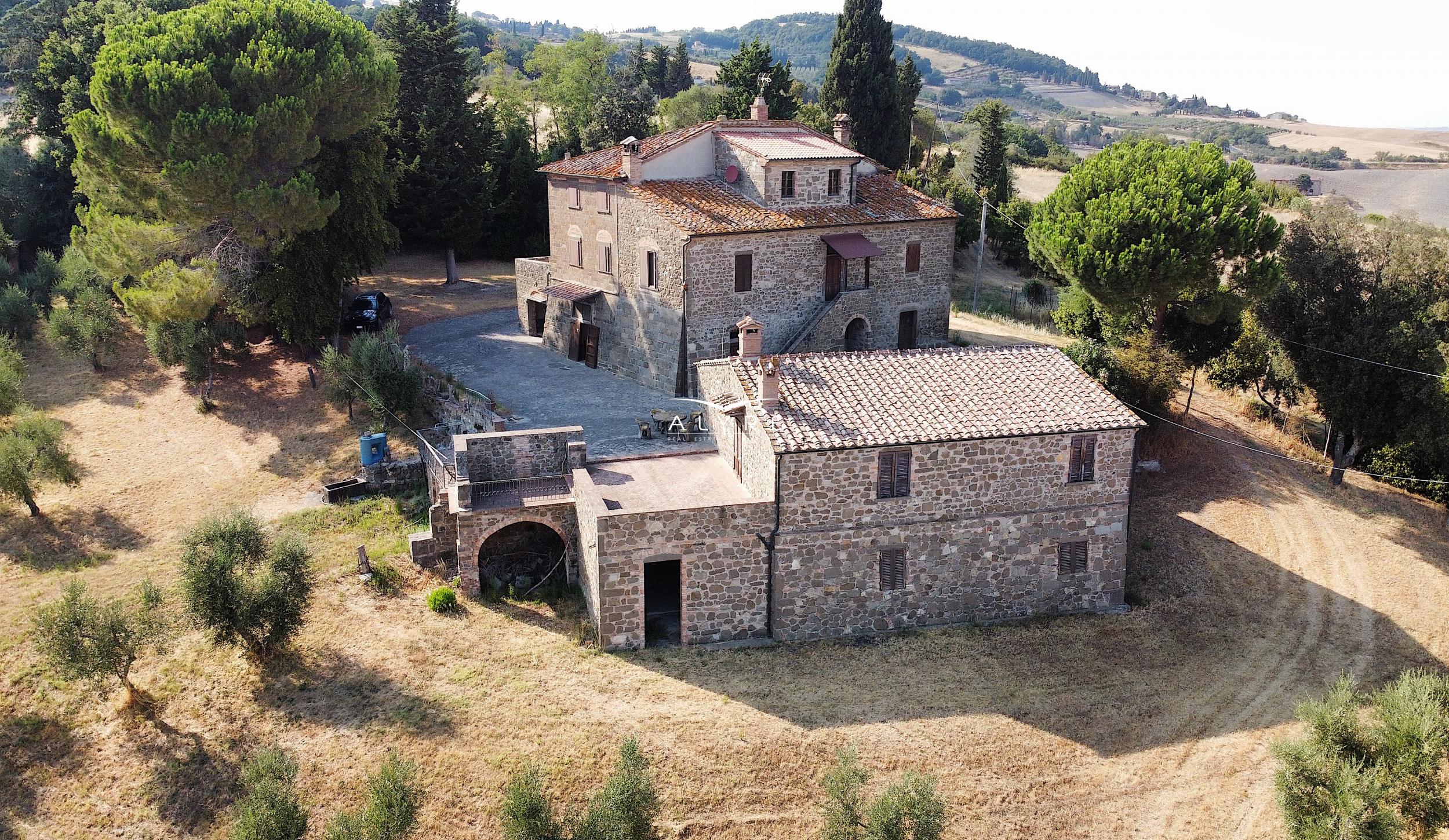 Una favolosa tenuta nella campagna di Volterra con una vista incantevole