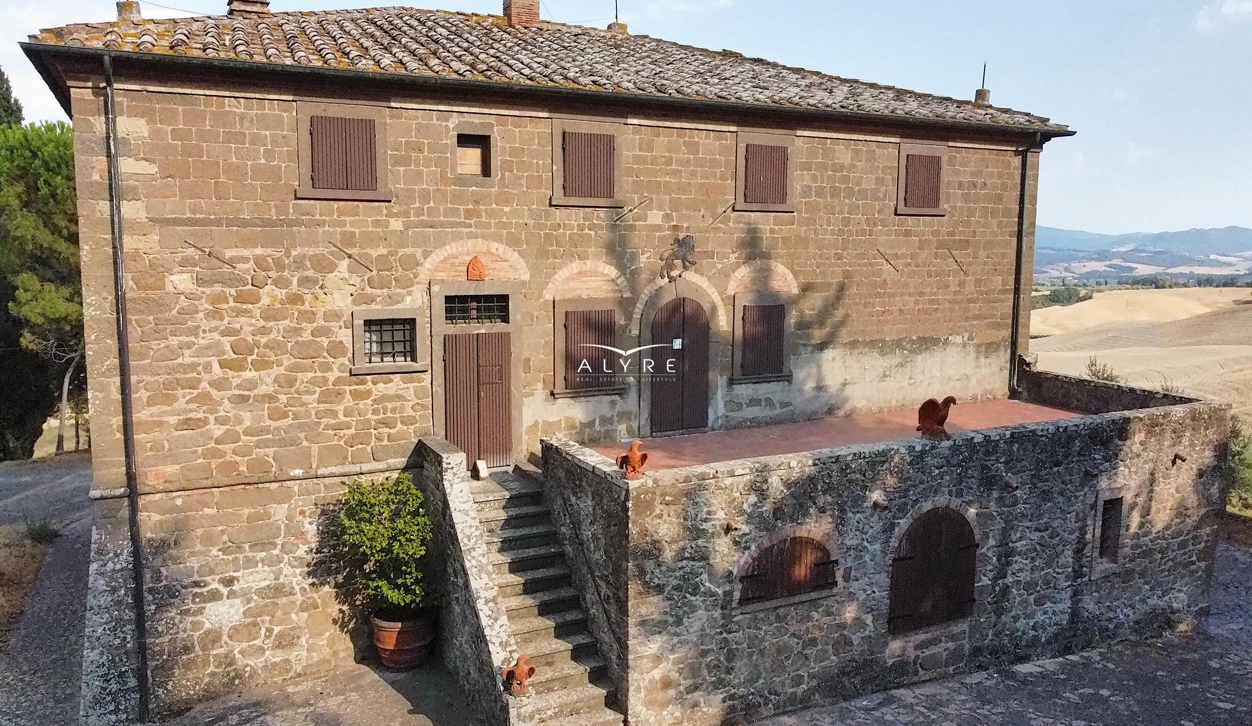 Una favolosa tenuta nella campagna di Volterra con una vista incantevole