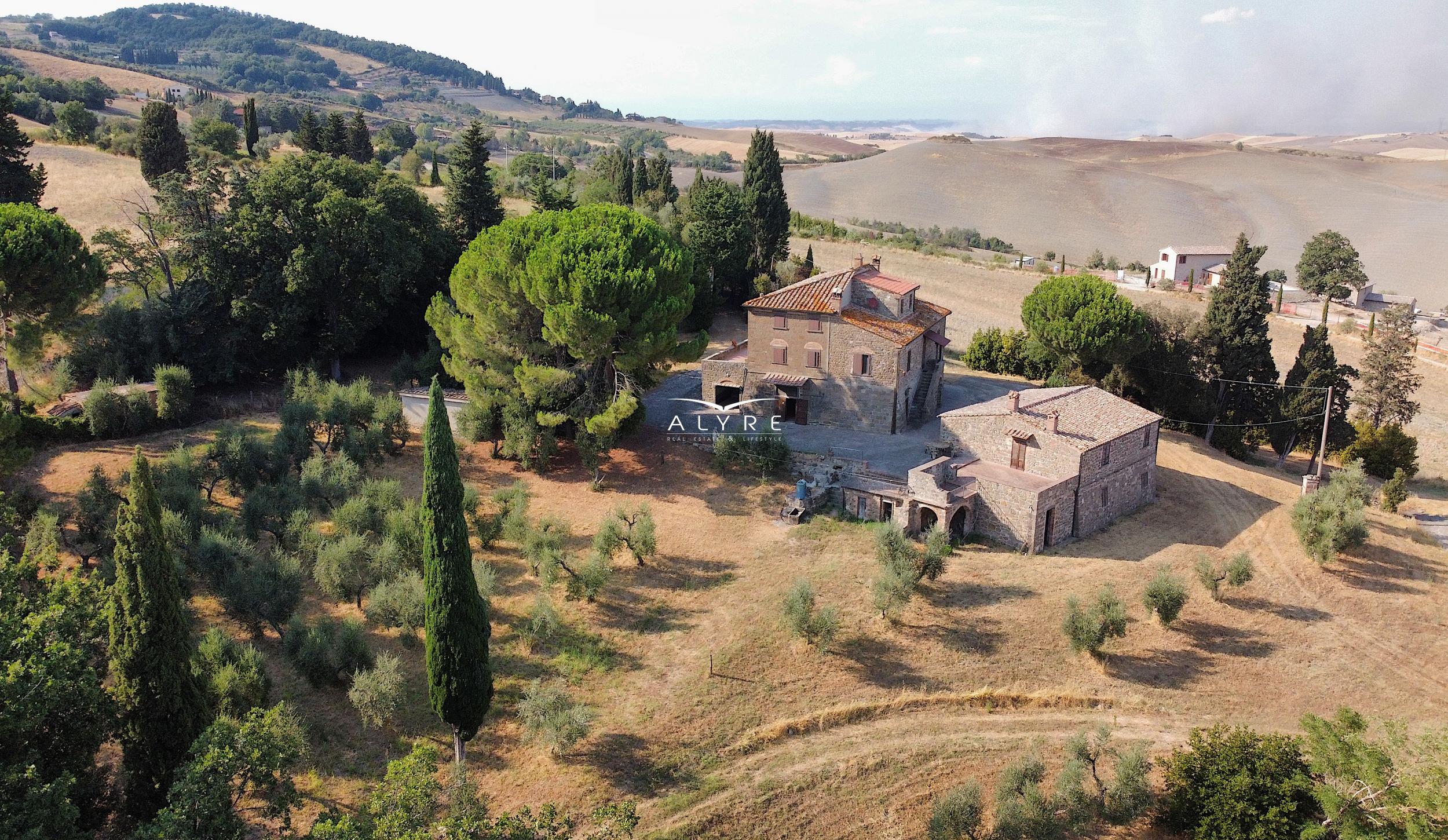 Una favolosa tenuta nella campagna di Volterra con una vista incantevole