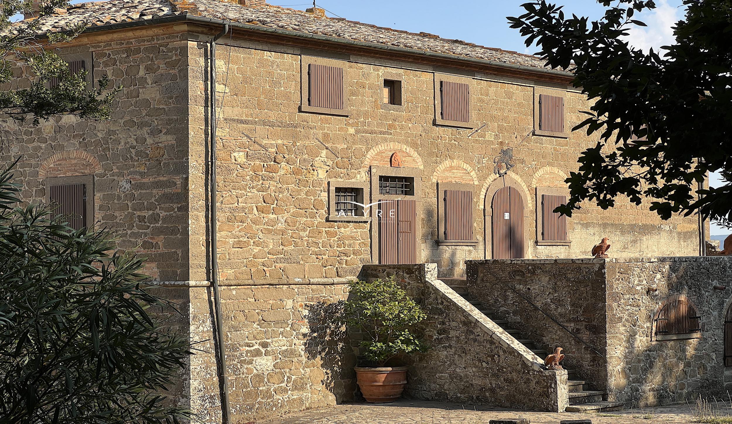 Una favolosa tenuta nella campagna di Volterra con una vista incantevole