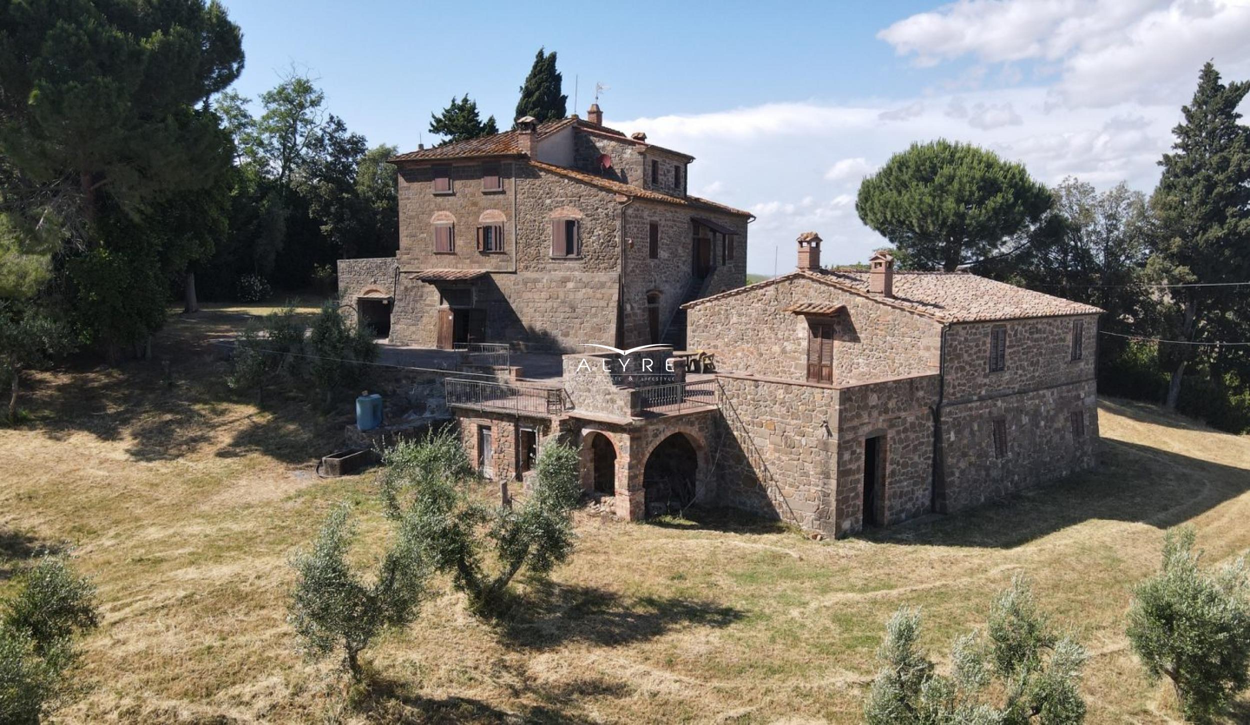 Una favolosa tenuta nella campagna di Volterra con una vista incantevole