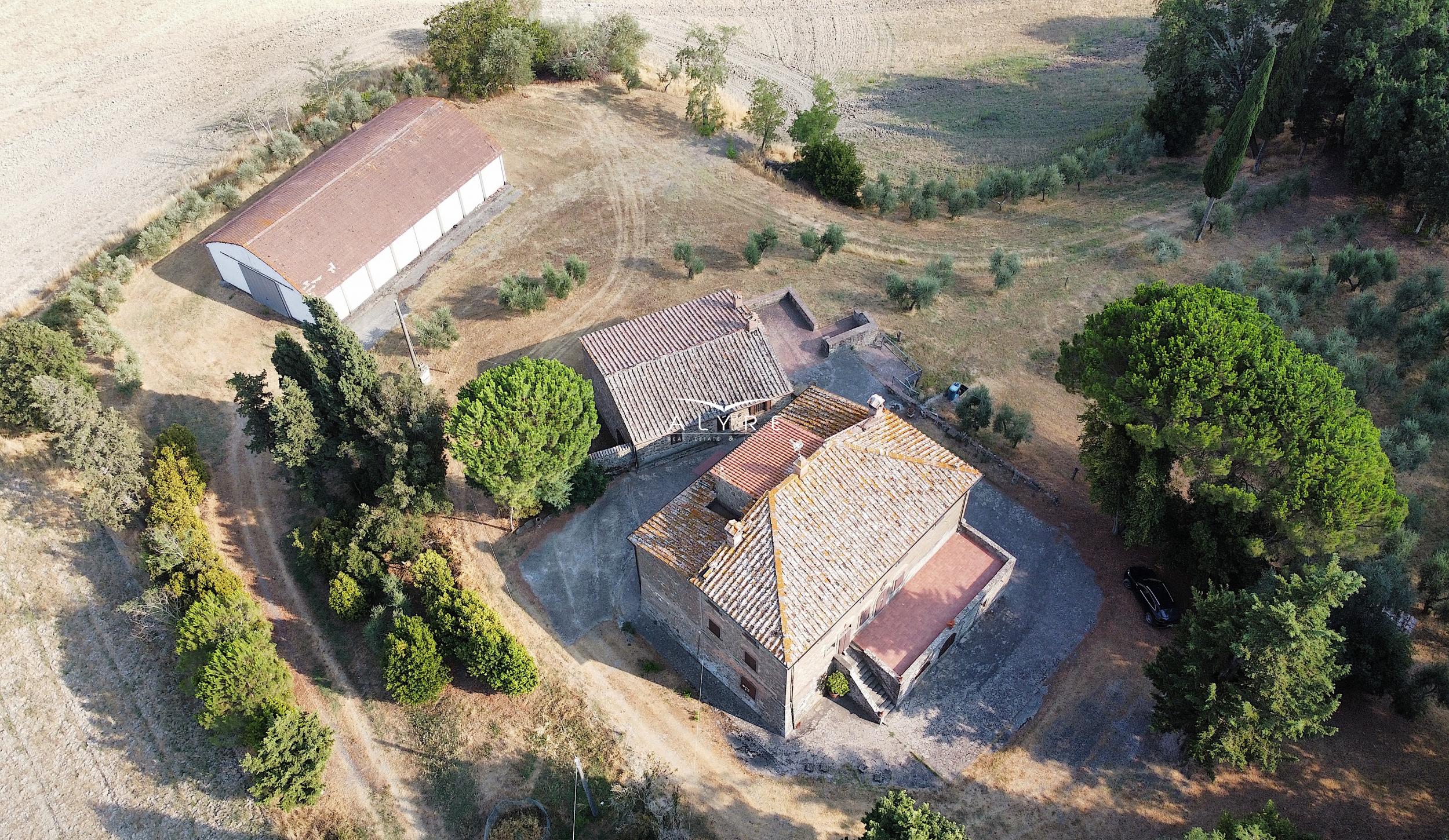 Una favolosa tenuta nella campagna di Volterra con una vista incantevole