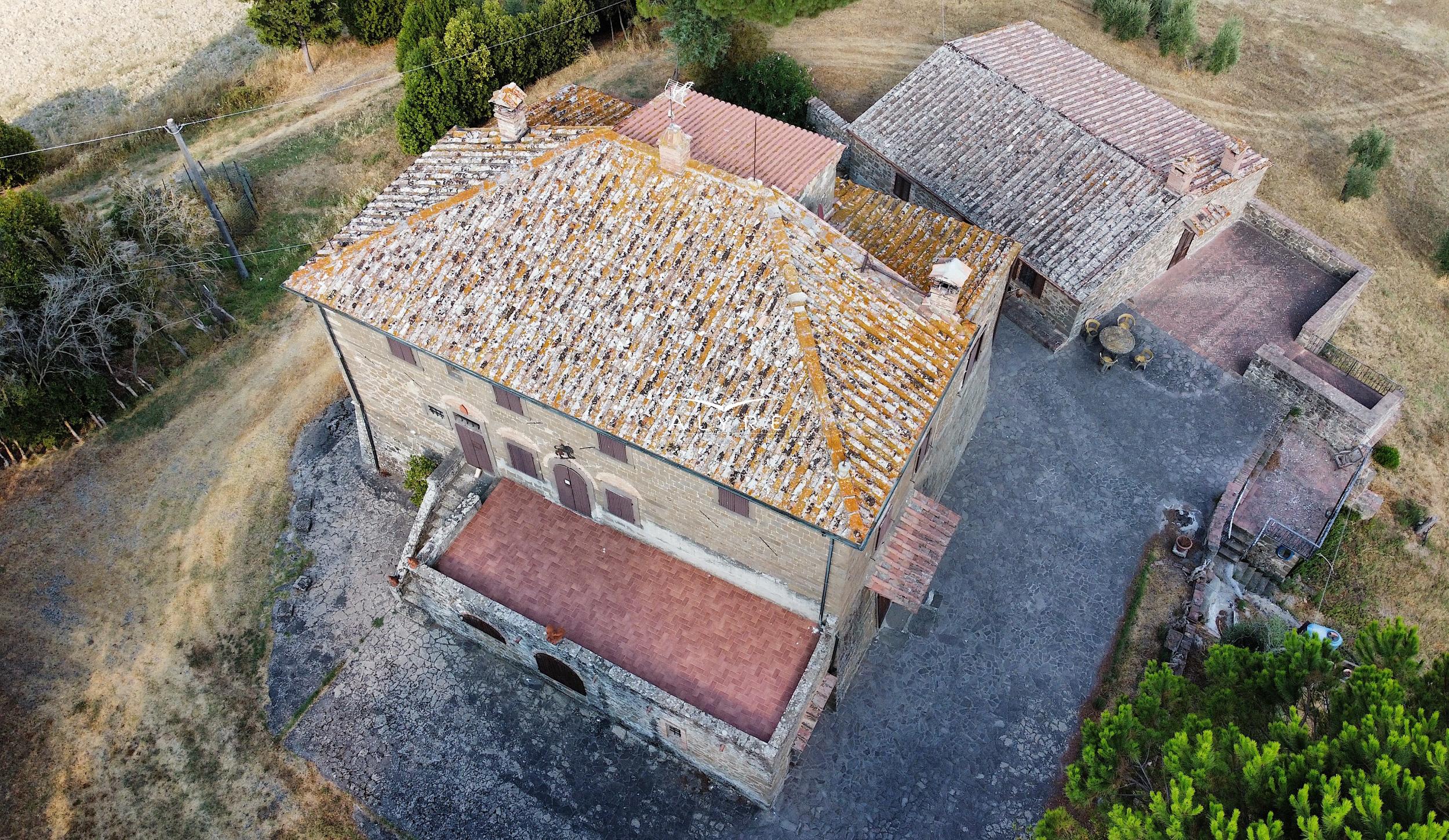 Una favolosa tenuta nella campagna di Volterra con una vista incantevole