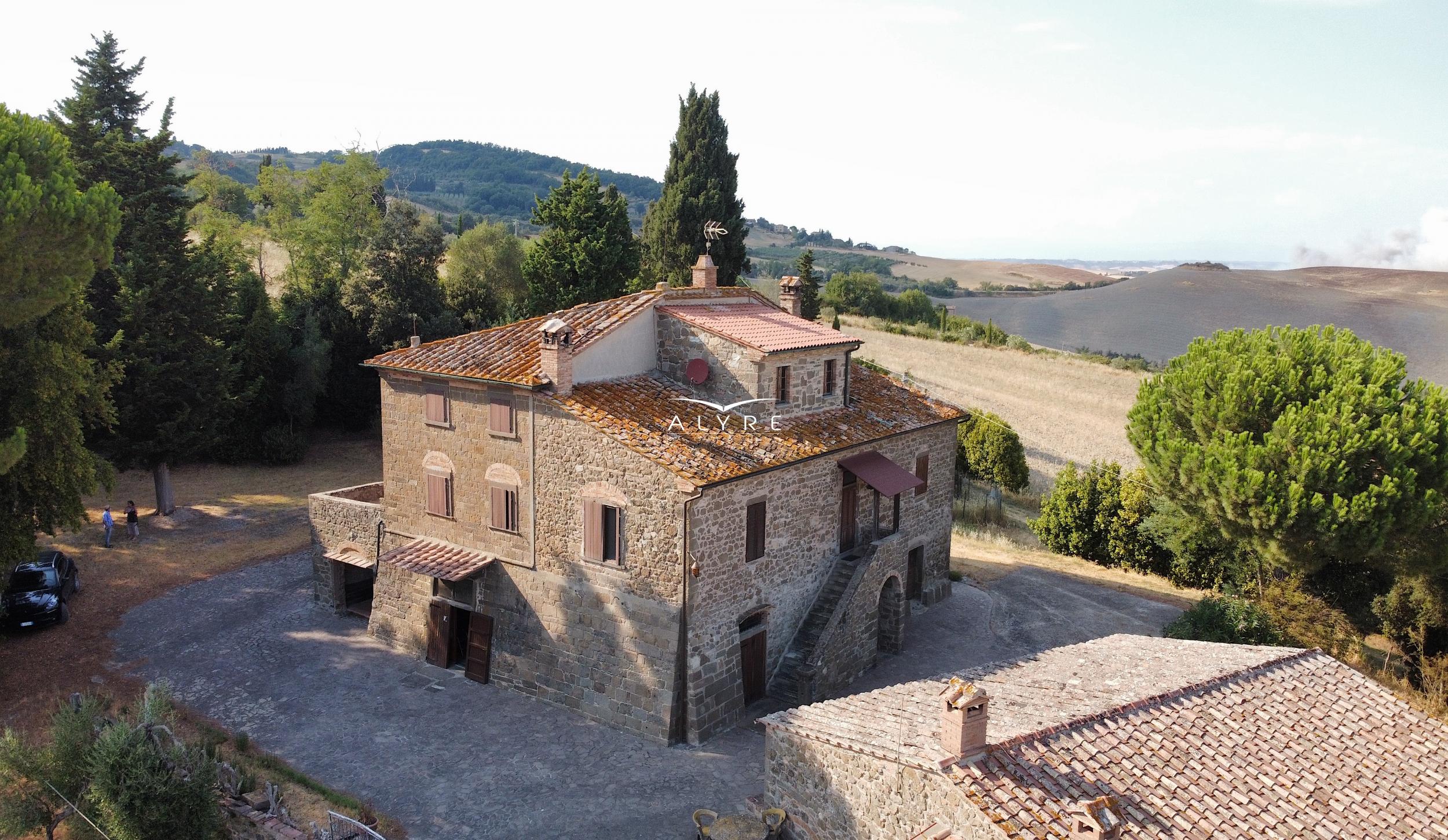 Una favolosa tenuta nella campagna di Volterra con una vista incantevole