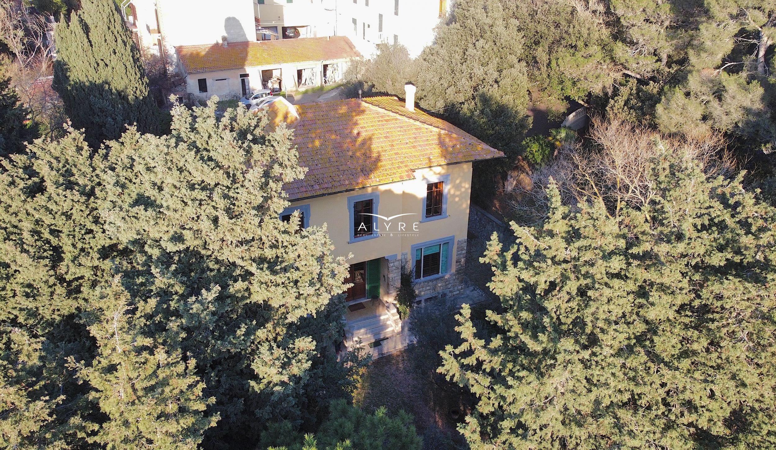 Una villa liberty nel cuore di Rosignano Marittimo con ampio parco privato e vista mare