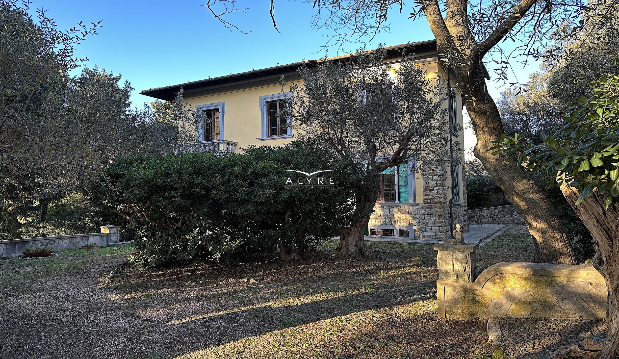 Una villa liberty nel cuore di Rosignano Marittimo con ampio parco privato e vista mare