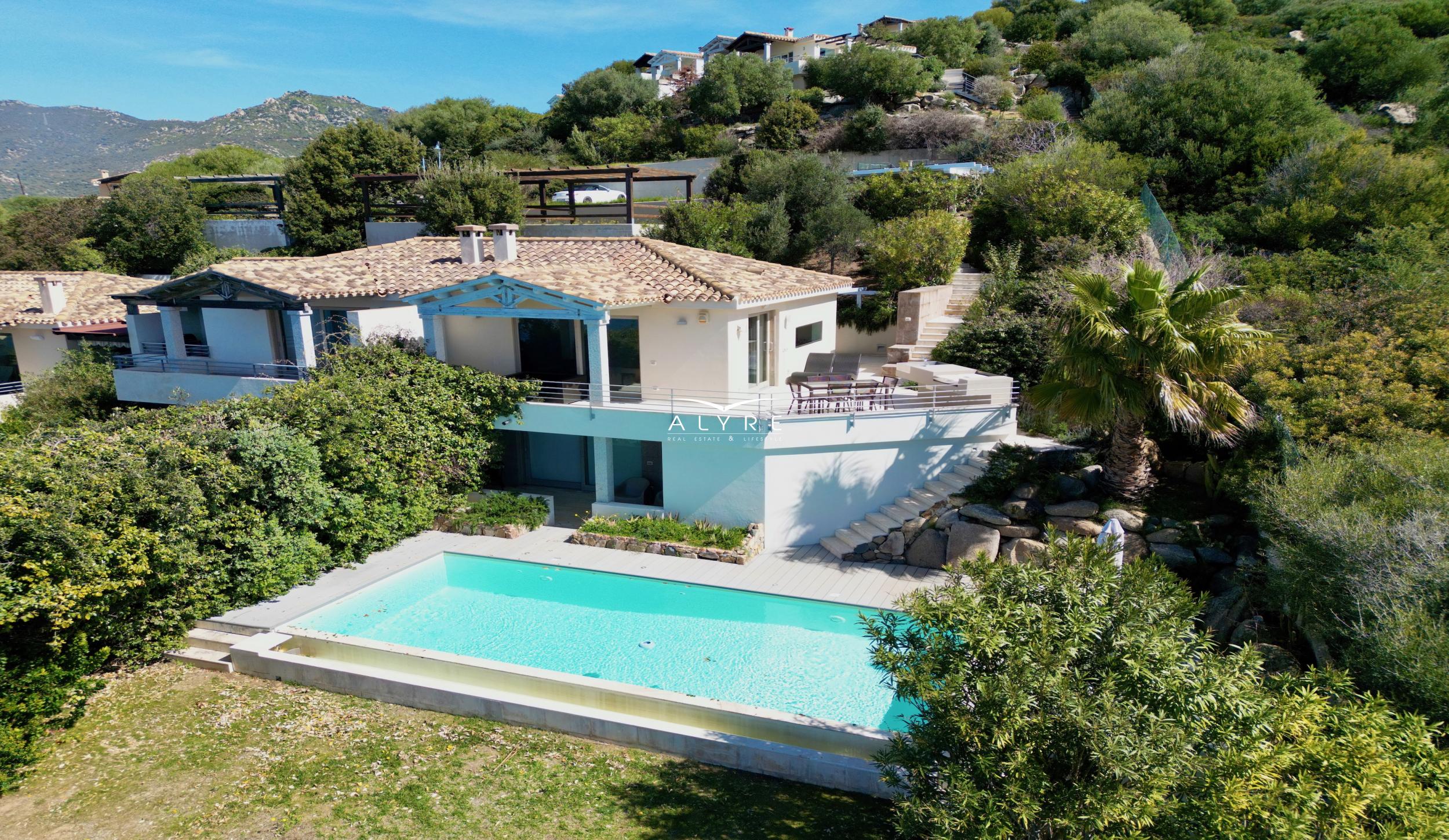 Villa con vista panoramica sul mare e piscina