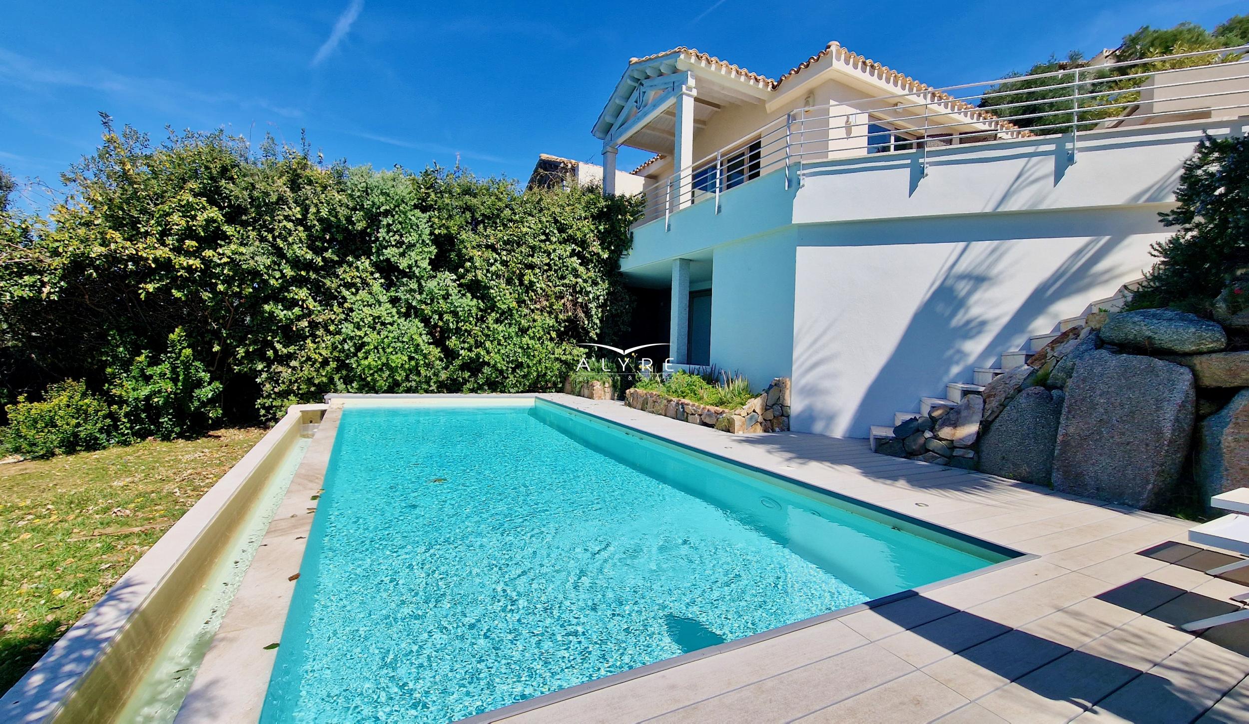 Villa con vista panoramica sul mare e piscina