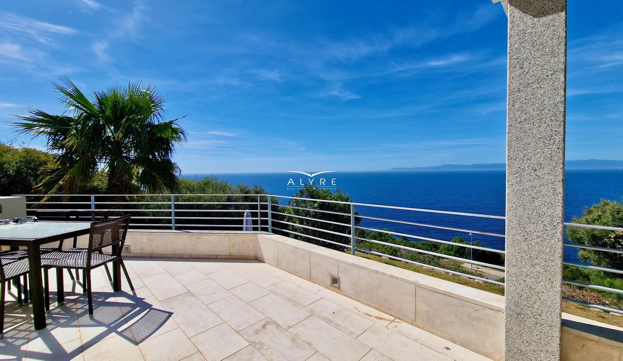 Villa con vista panoramica sul mare e piscina