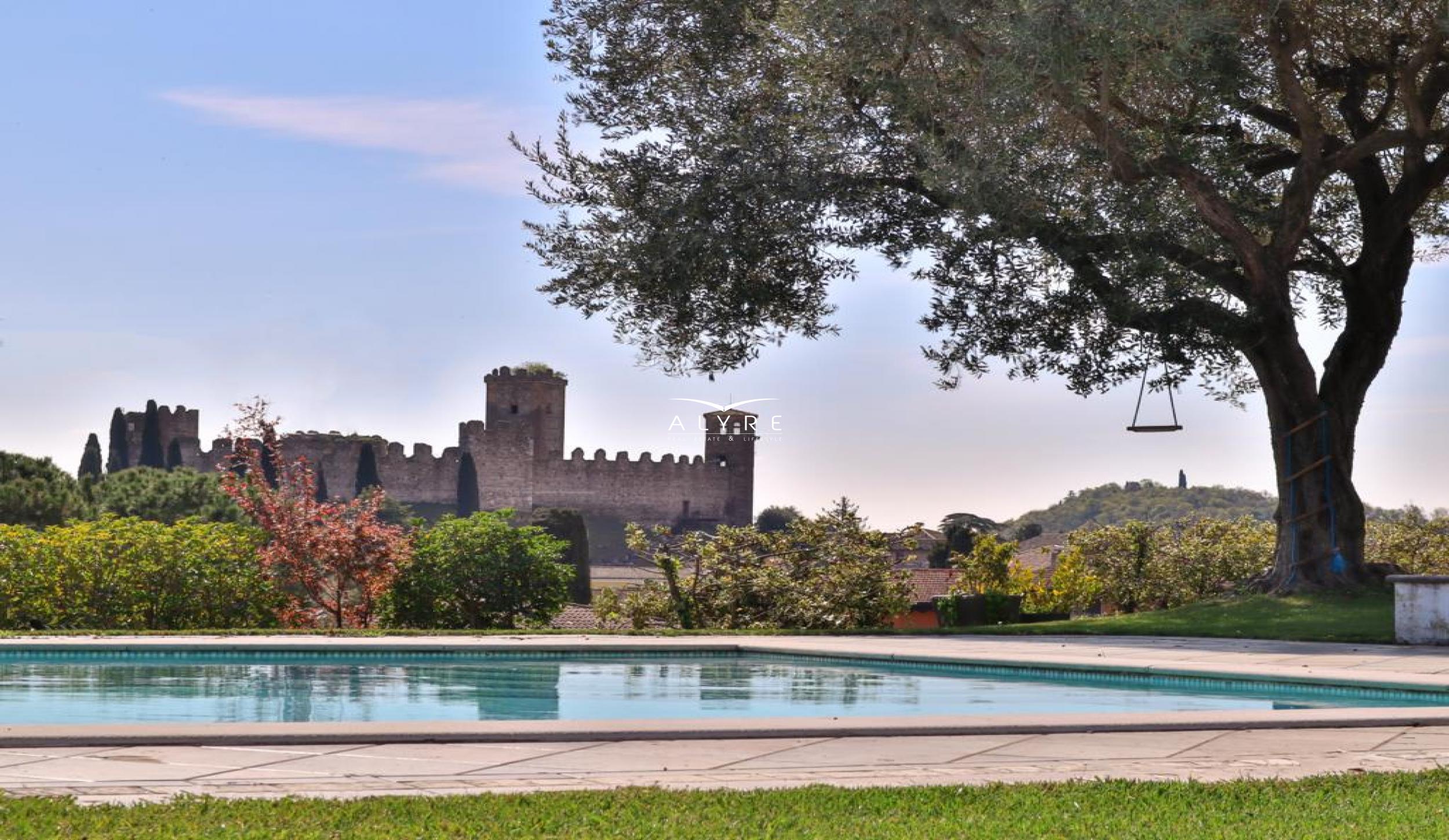 villa con piscina a poca distanza dal lago di Garda