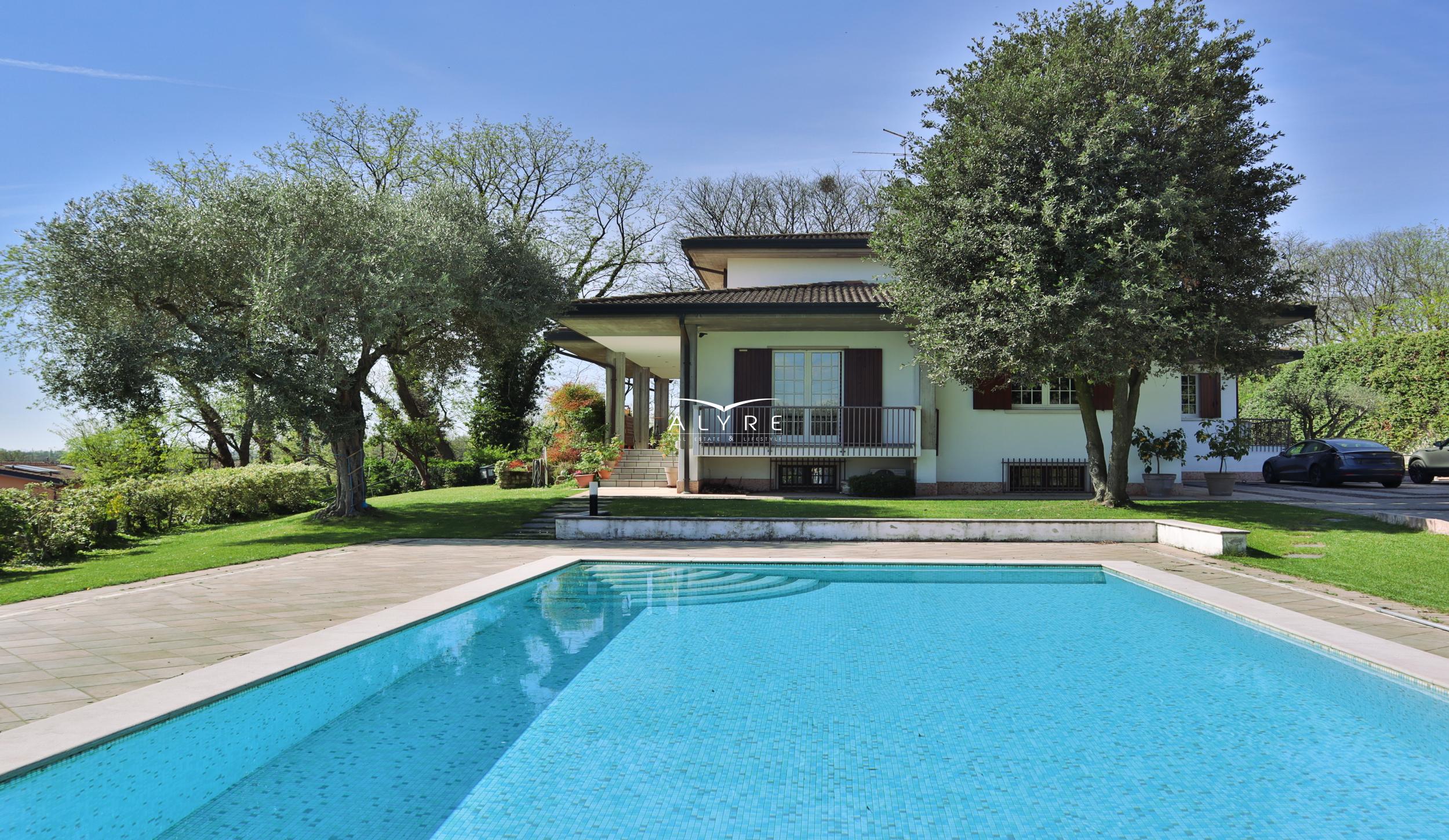 villa con piscina a poca distanza dal lago di Garda