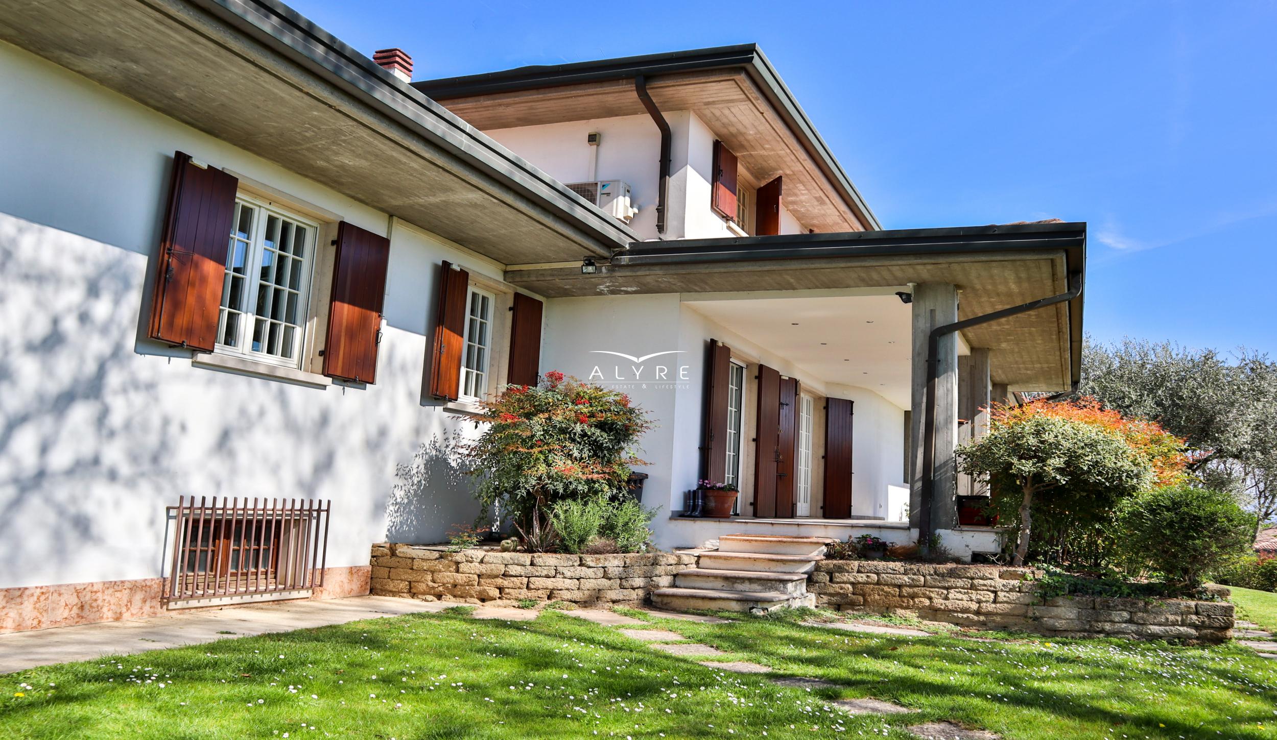 villa con piscina a poca distanza dal lago di Garda