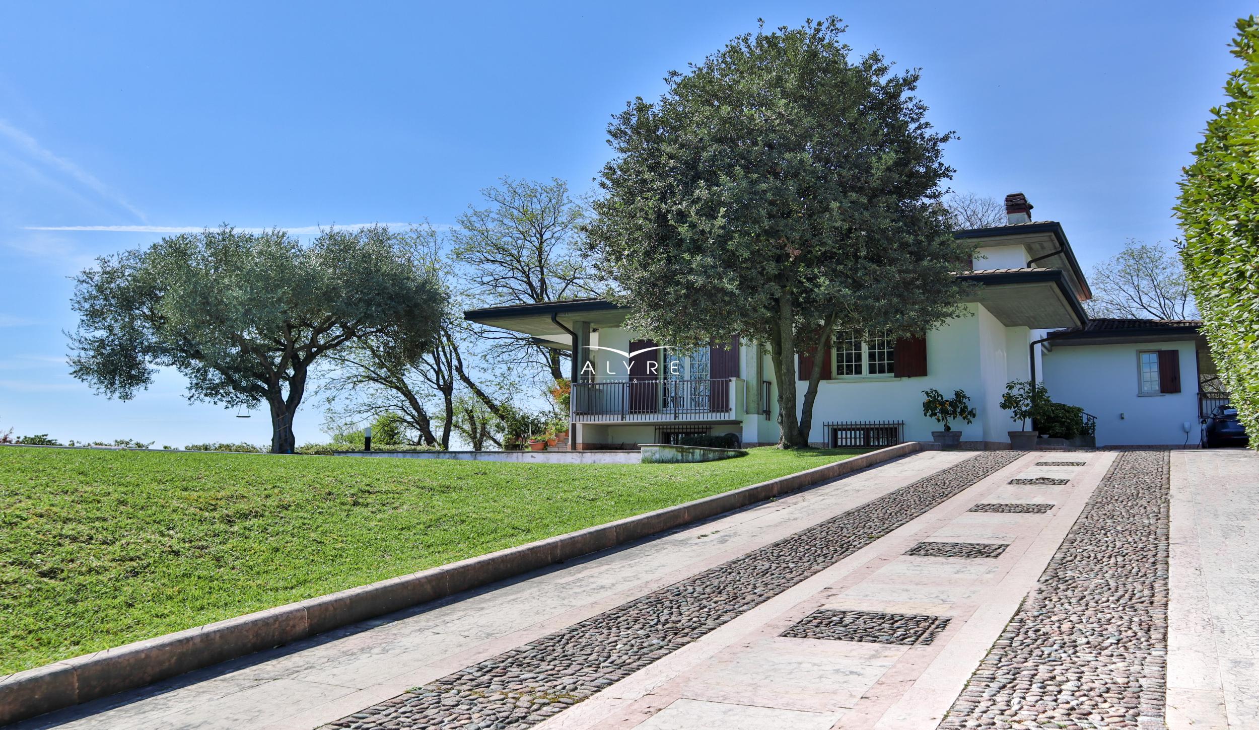 villa con piscina a poca distanza dal lago di Garda