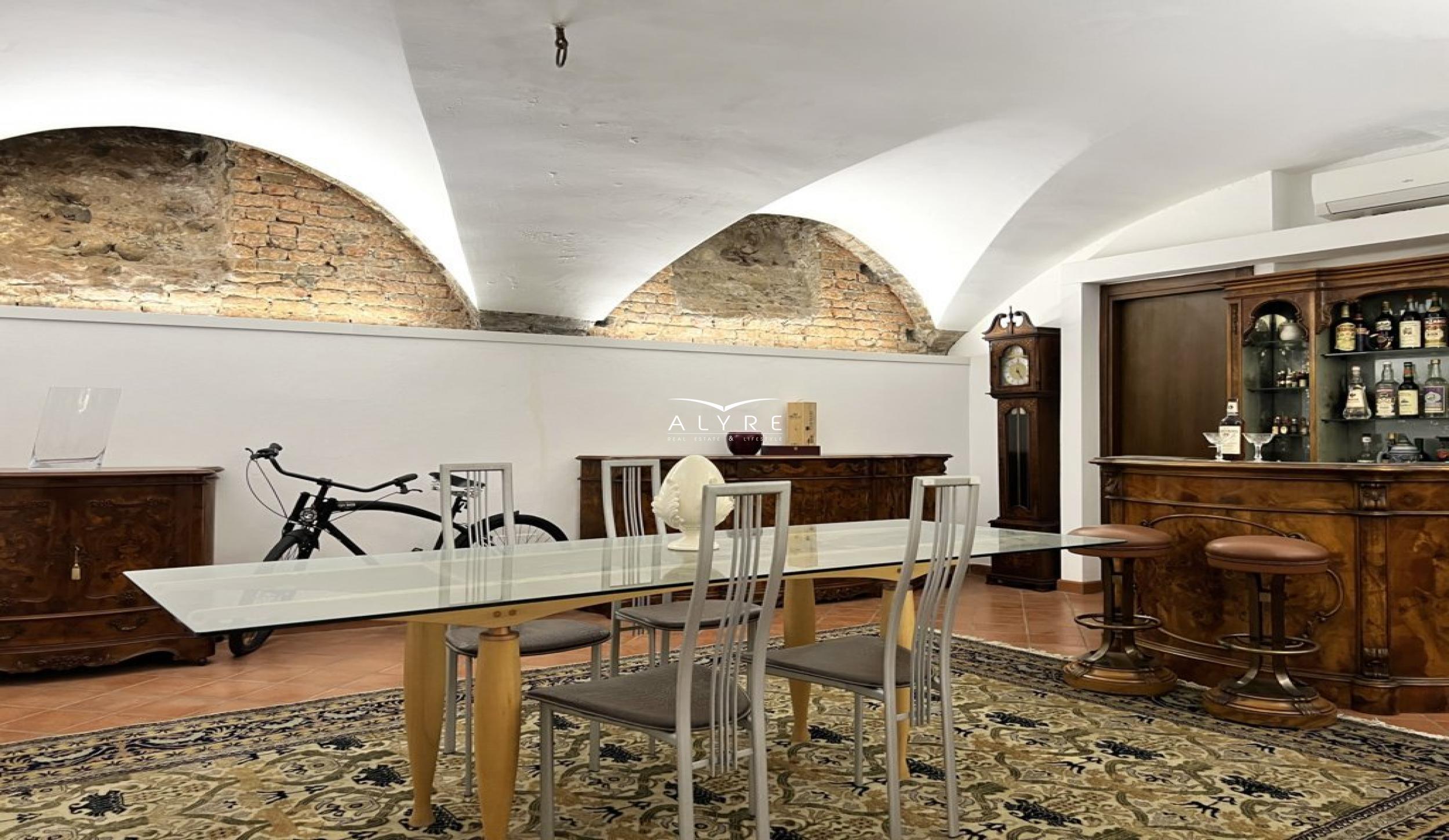 APPARTAMENTO IN PALAZZO DEL 1300 NEL CENTRO STORICO DI VERONA