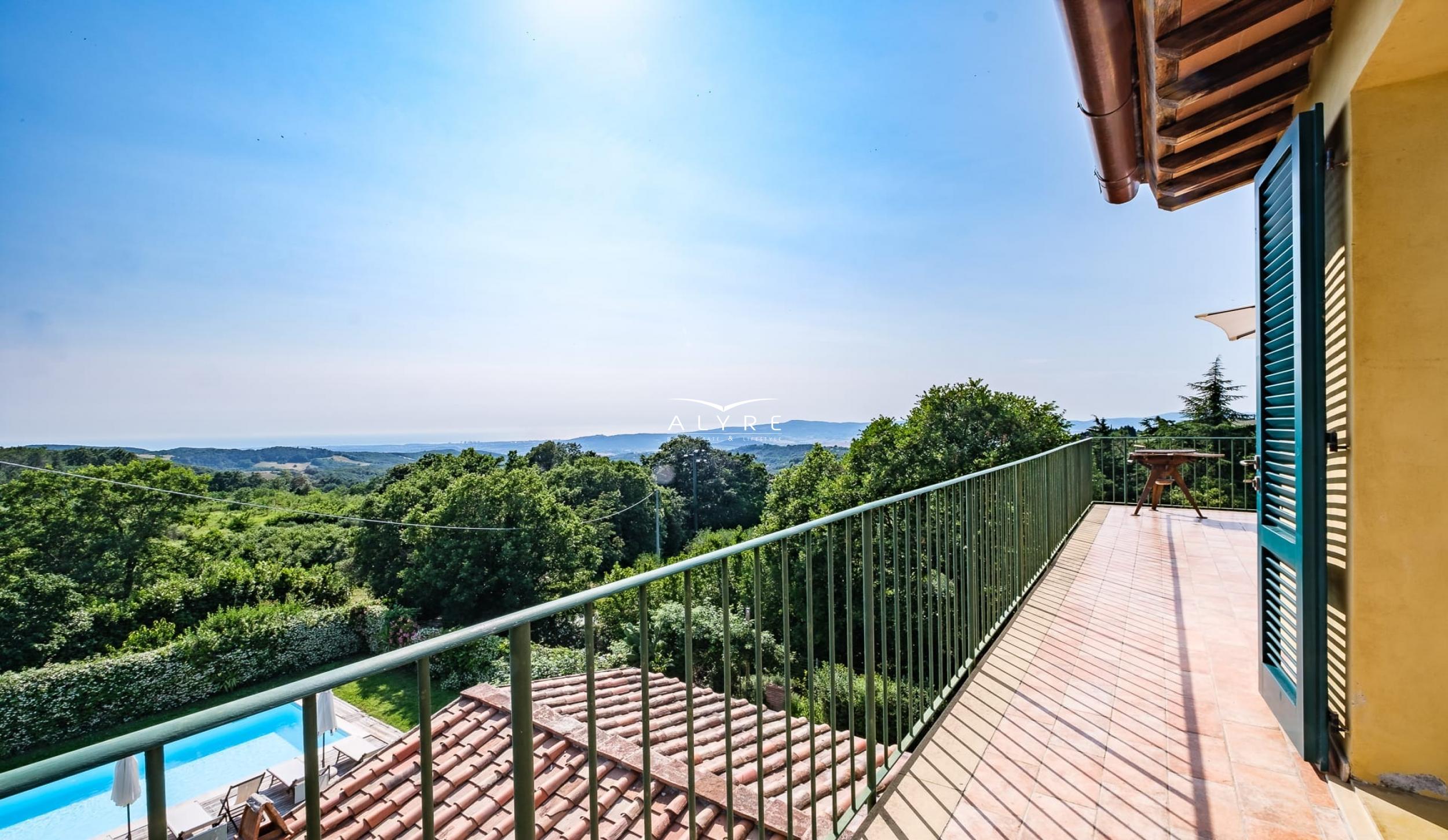 VIlla con piscina ed eccezionale vista mare