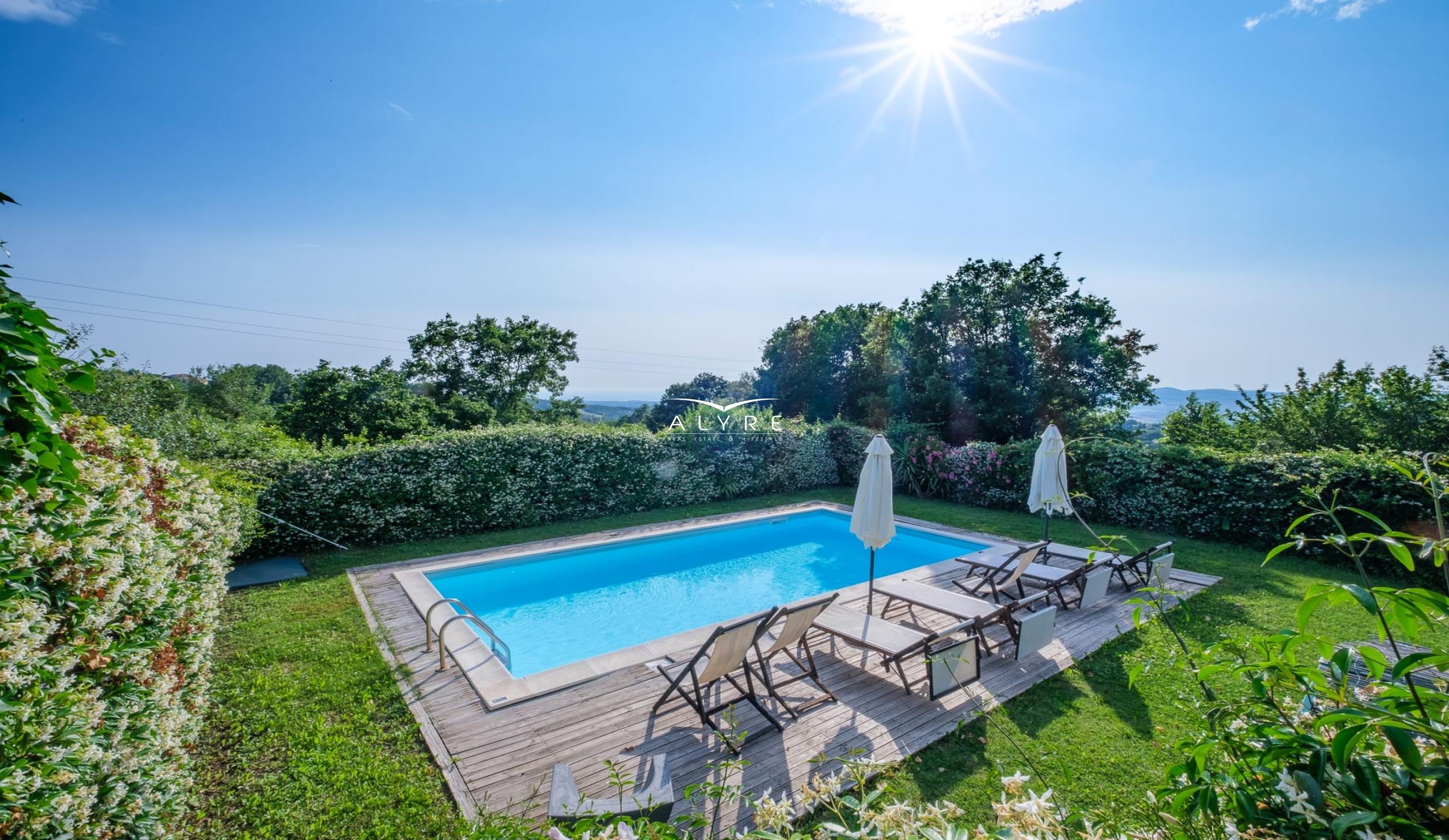 VIlla con piscina ed eccezionale vista mare