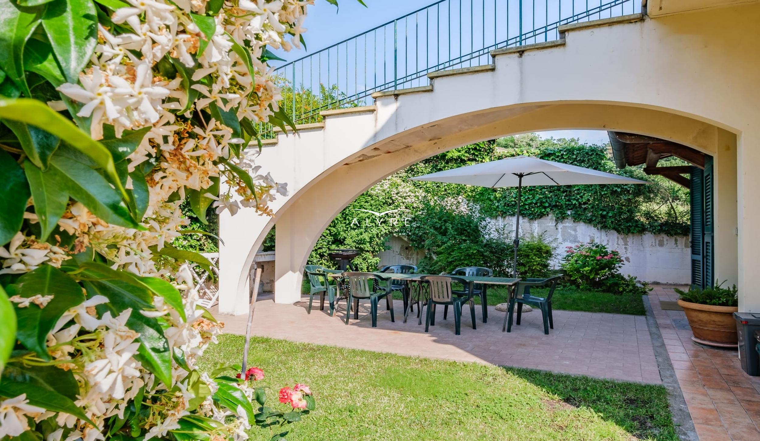 VIlla con piscina ed eccezionale vista mare