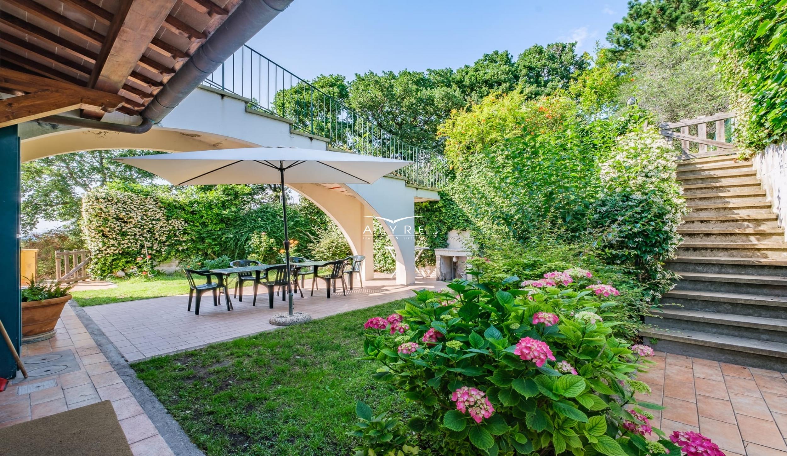 VIlla con piscina ed eccezionale vista mare