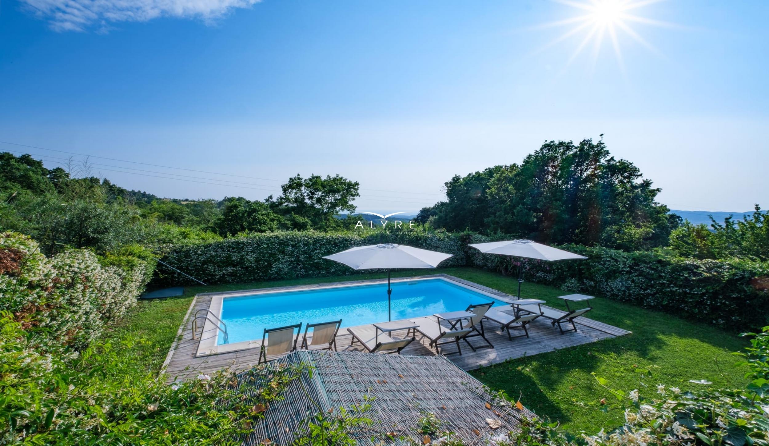 VIlla con piscina ed eccezionale vista mare